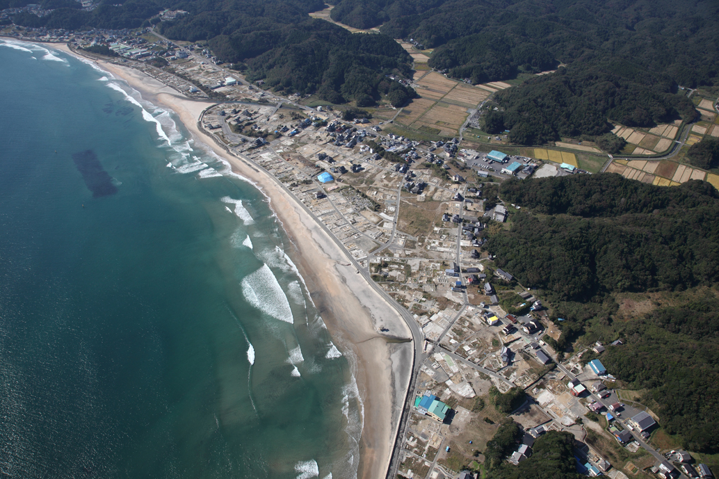 8 北東上空から見る、東日本大震災で被災した平豊間(平成23年11月、いわき市撮影)