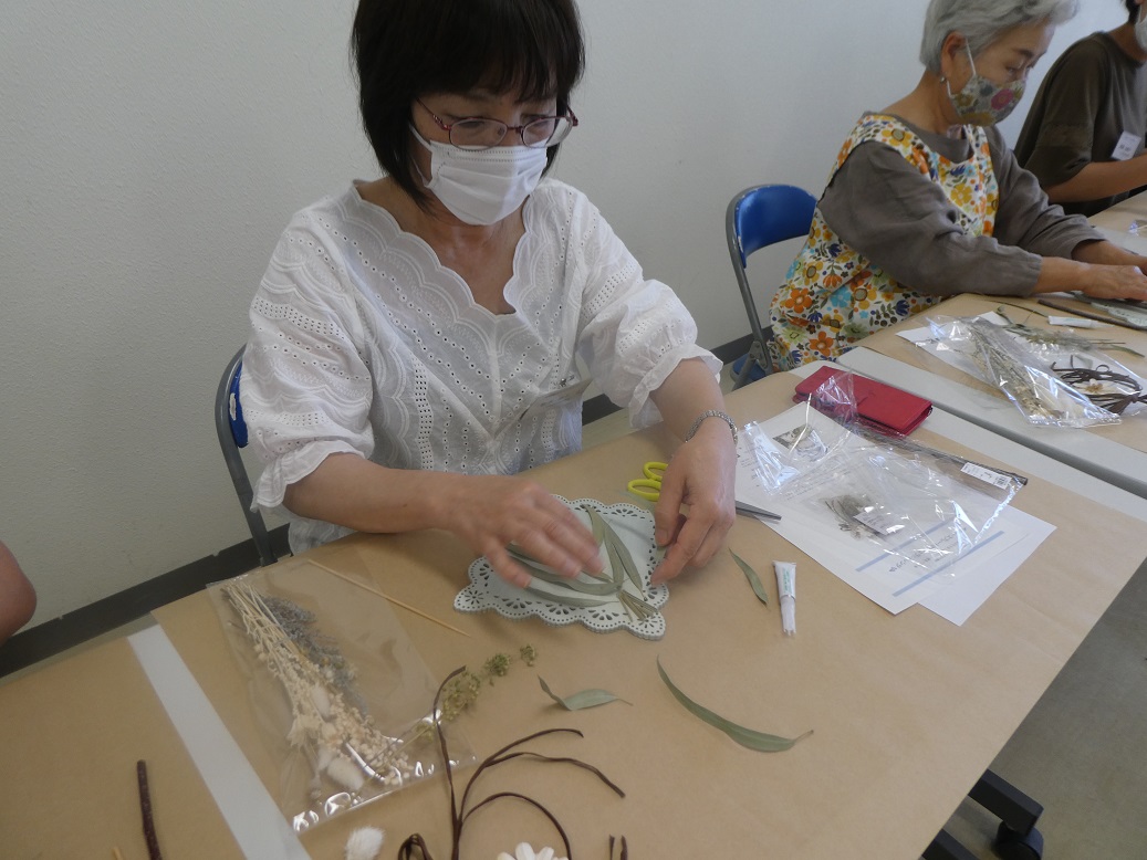 花材を配置する受講者の方