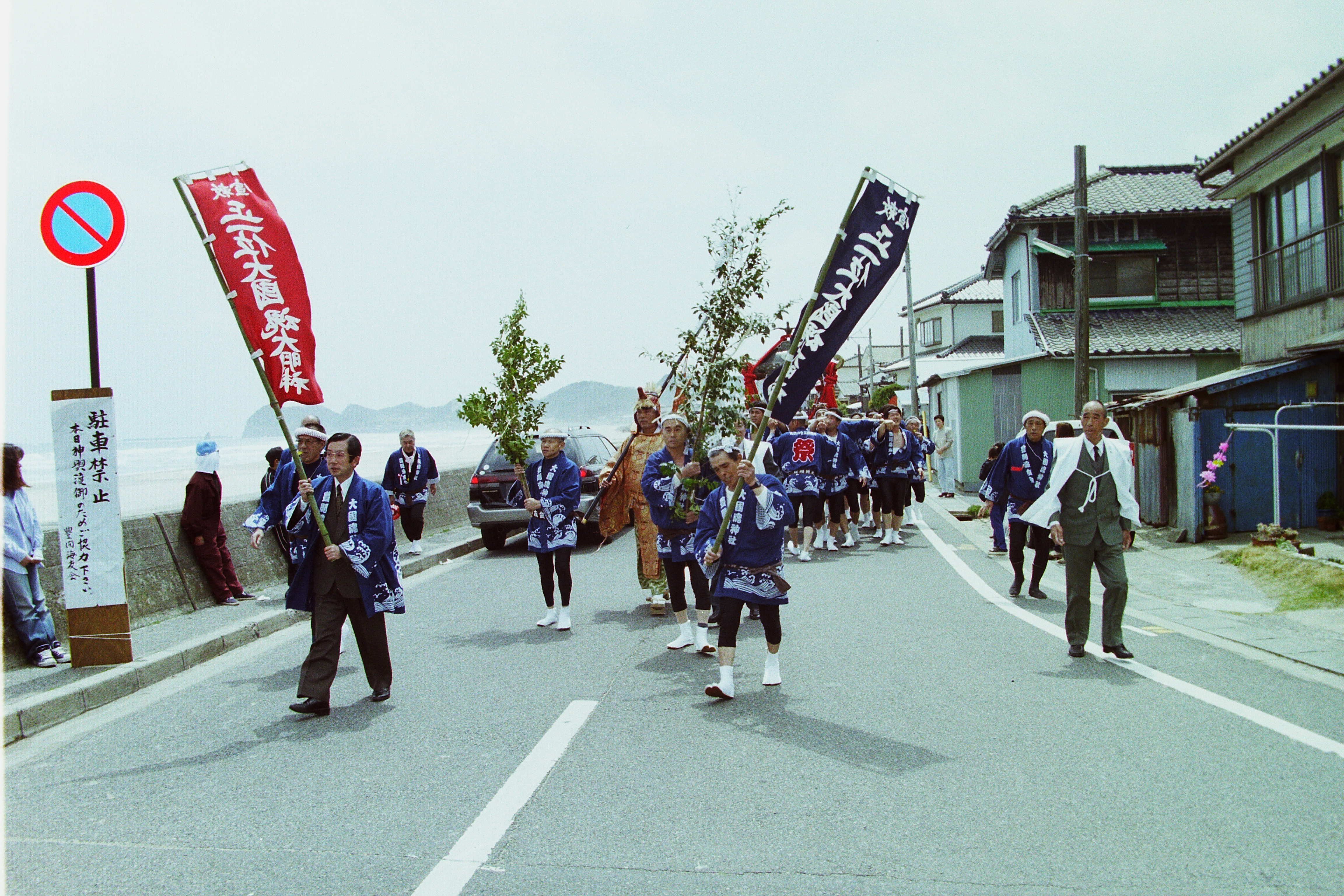 豊間防潮堤に沿って通じる県道豊間-四倉線で大国魂神社の浜下り〔平成13(2001)年5月、いわき市撮影〕