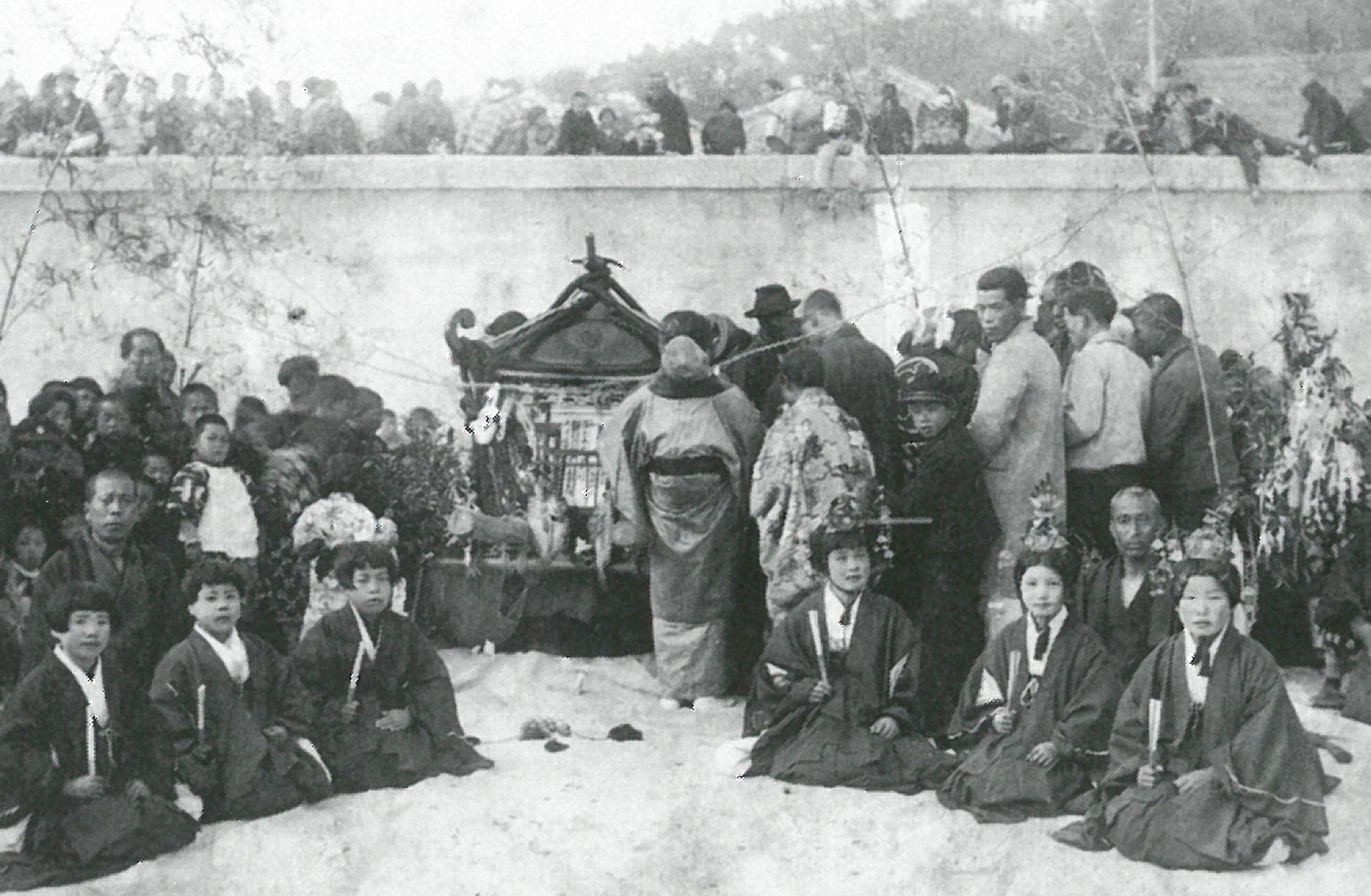 3 大国魂神社の御潮採り神事が行われる豊間海岸　〔昭和時代初期　『いわきの昭和』より〕