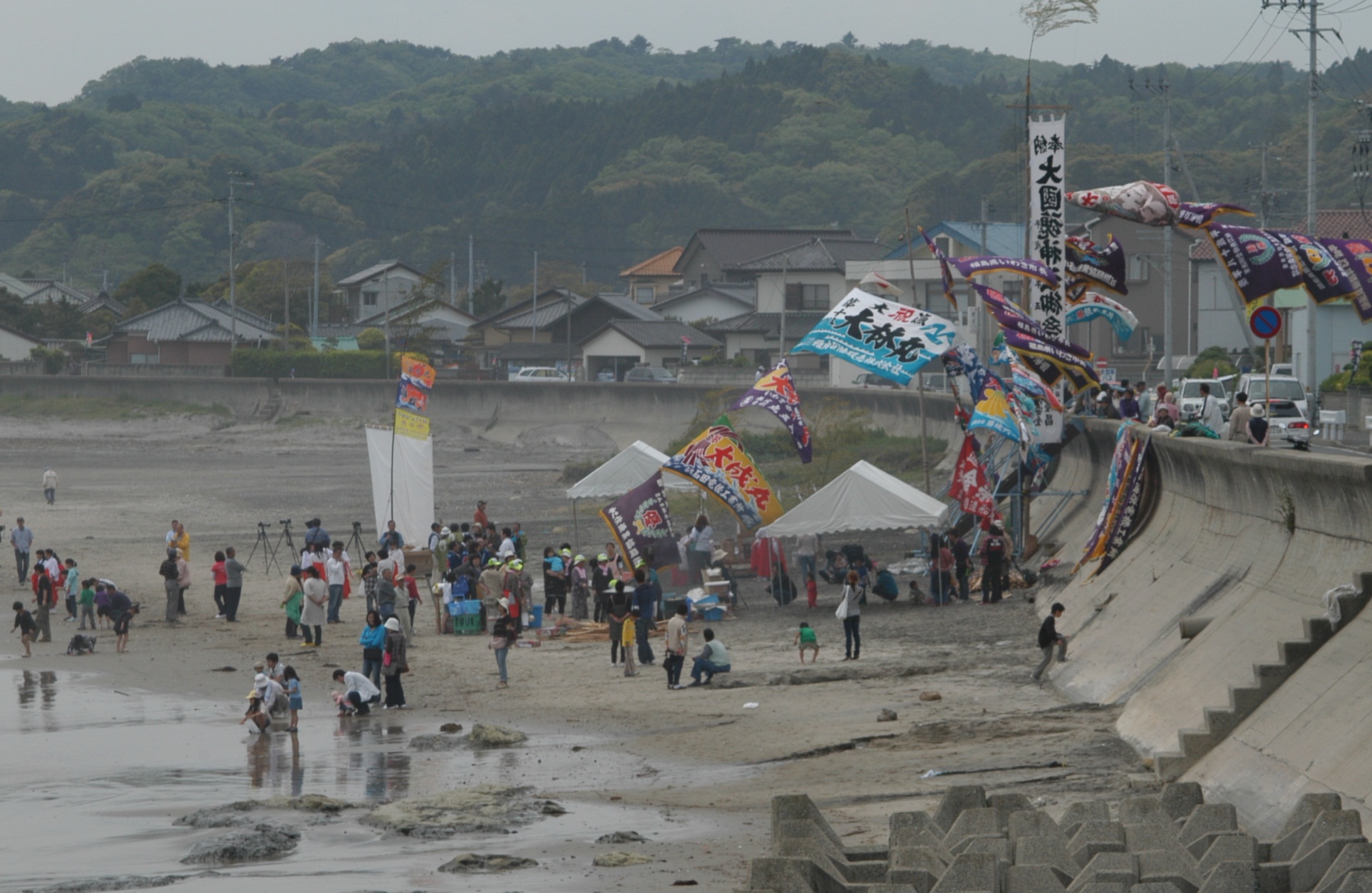 10 豊間海岸の大國魂神社浜下りと防潮堤（平成21年4月、いわき市撮影）