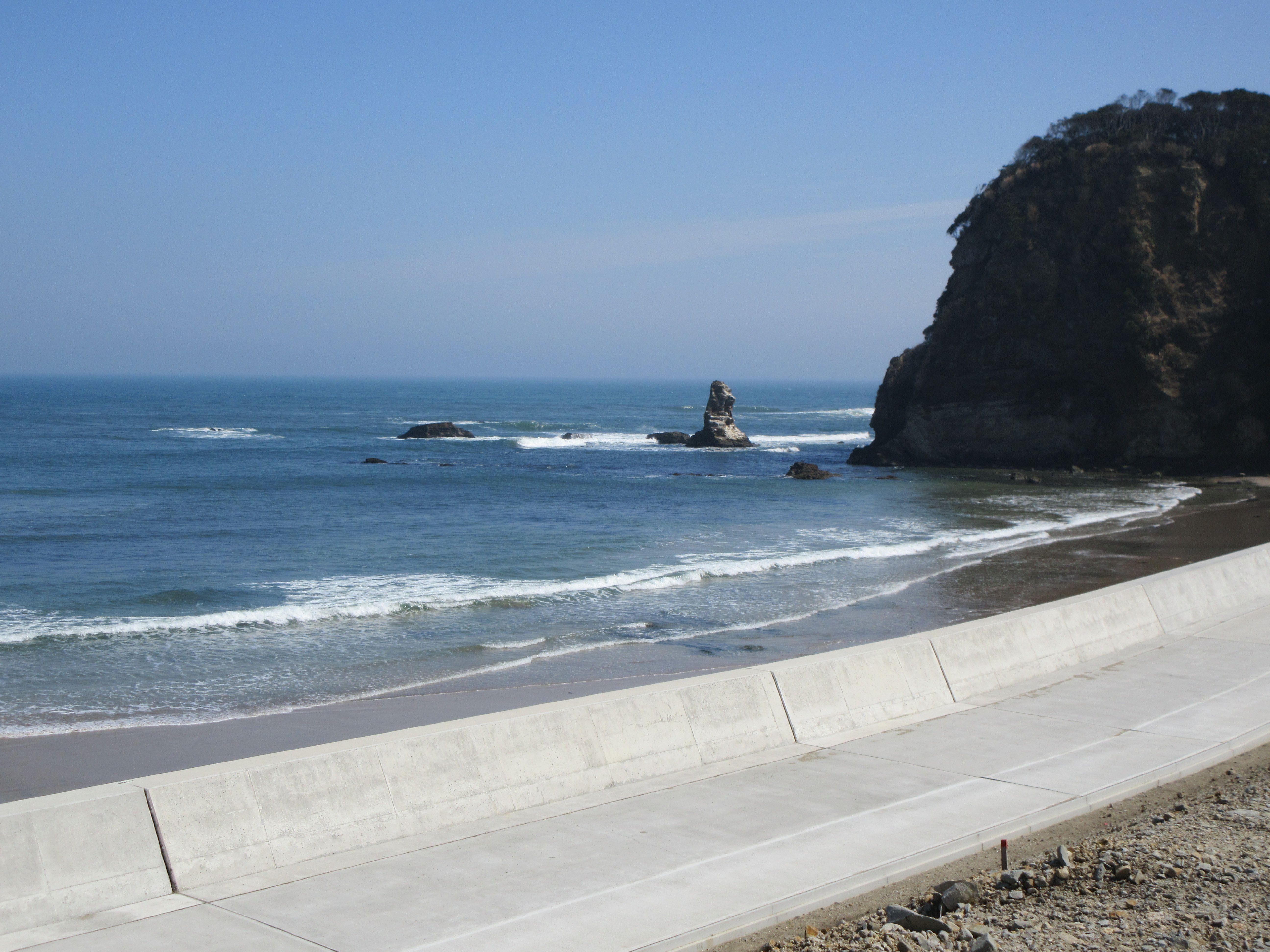 13 合磯海岸防潮堤が完成(平成30年3月、いわき明星大学震災アーカイブ室撮影)