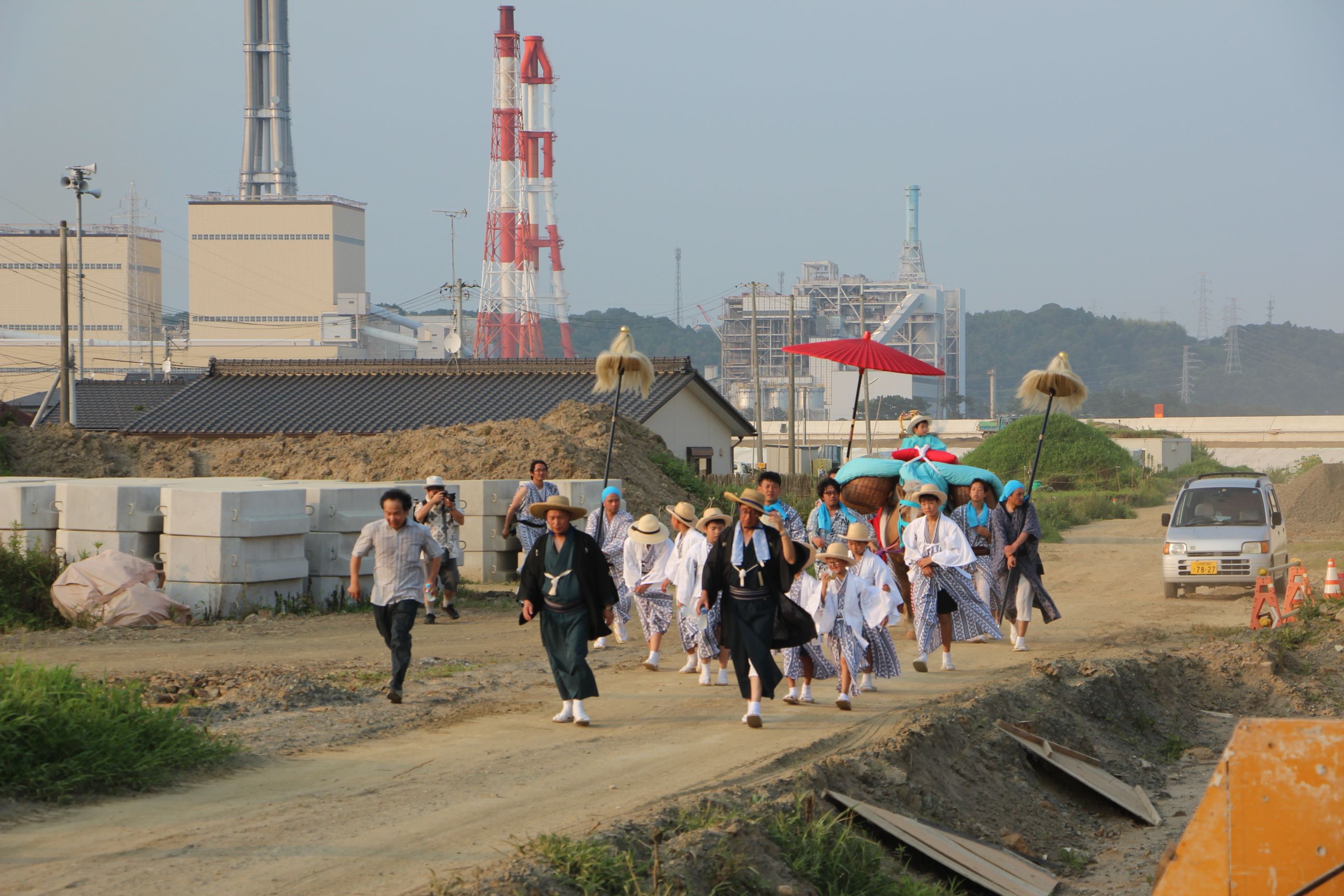 12 熊野神社祭礼前日の勅使童児が精進潔斎のため須賀海岸へ(平成29年7月、いわき市撮影)