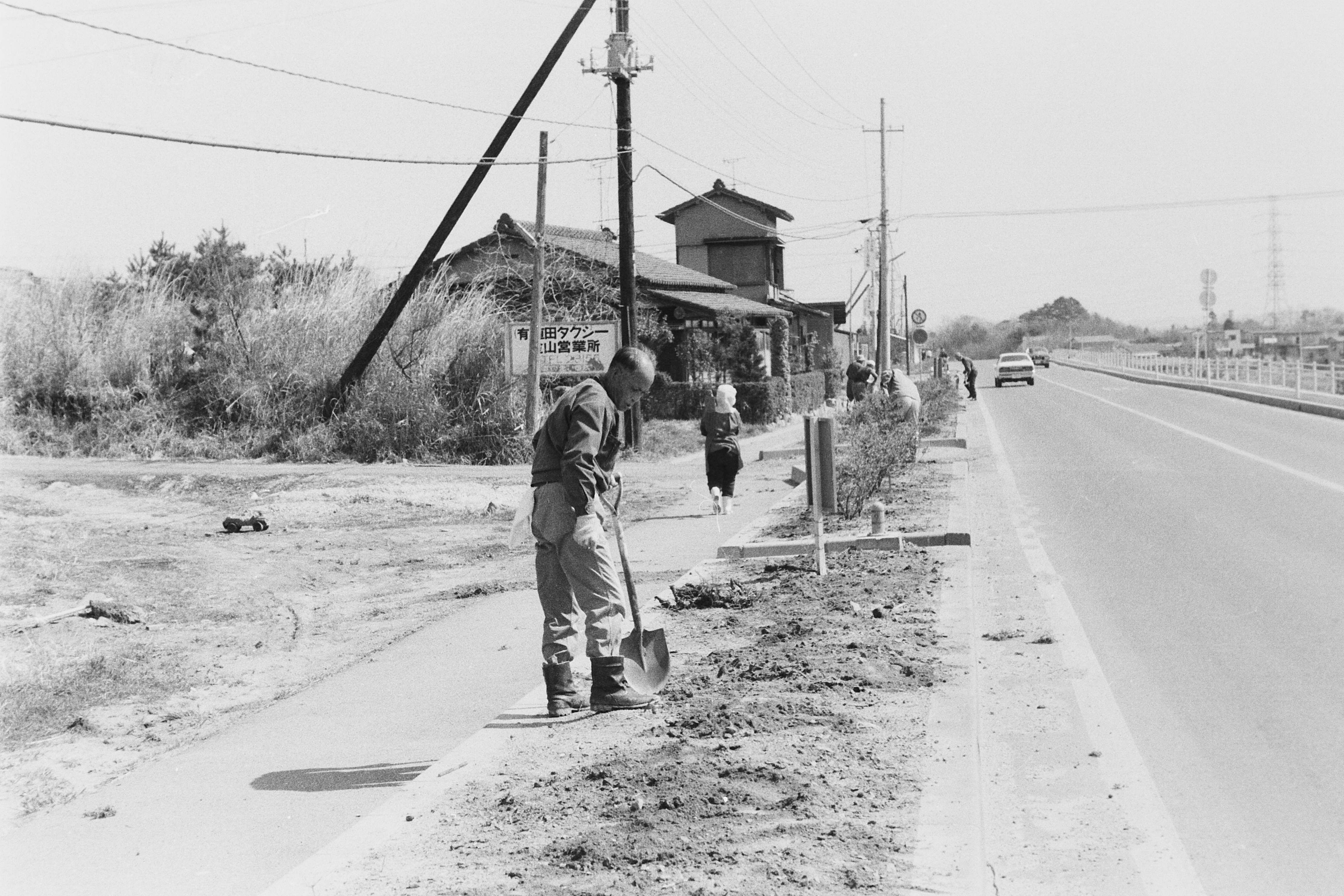 金山自治会による花壇づくり〔昭和53 (1978)年4月、いわき市撮影〕