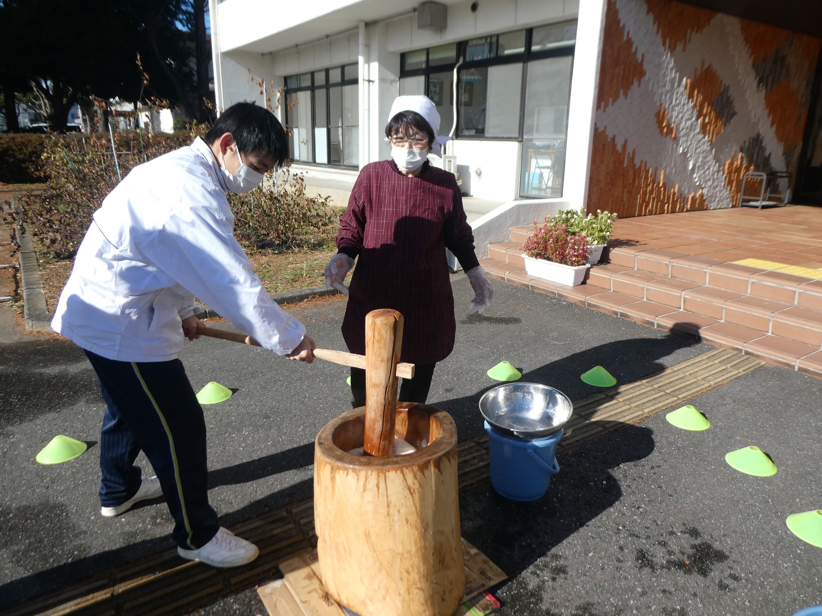 ボランティア男子もちをつく！２