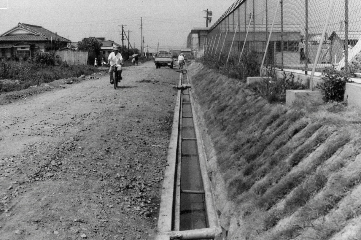 5 市道中町境-山神北線の側溝の完成〔昭和41(1966)年、いわき市撮影〕