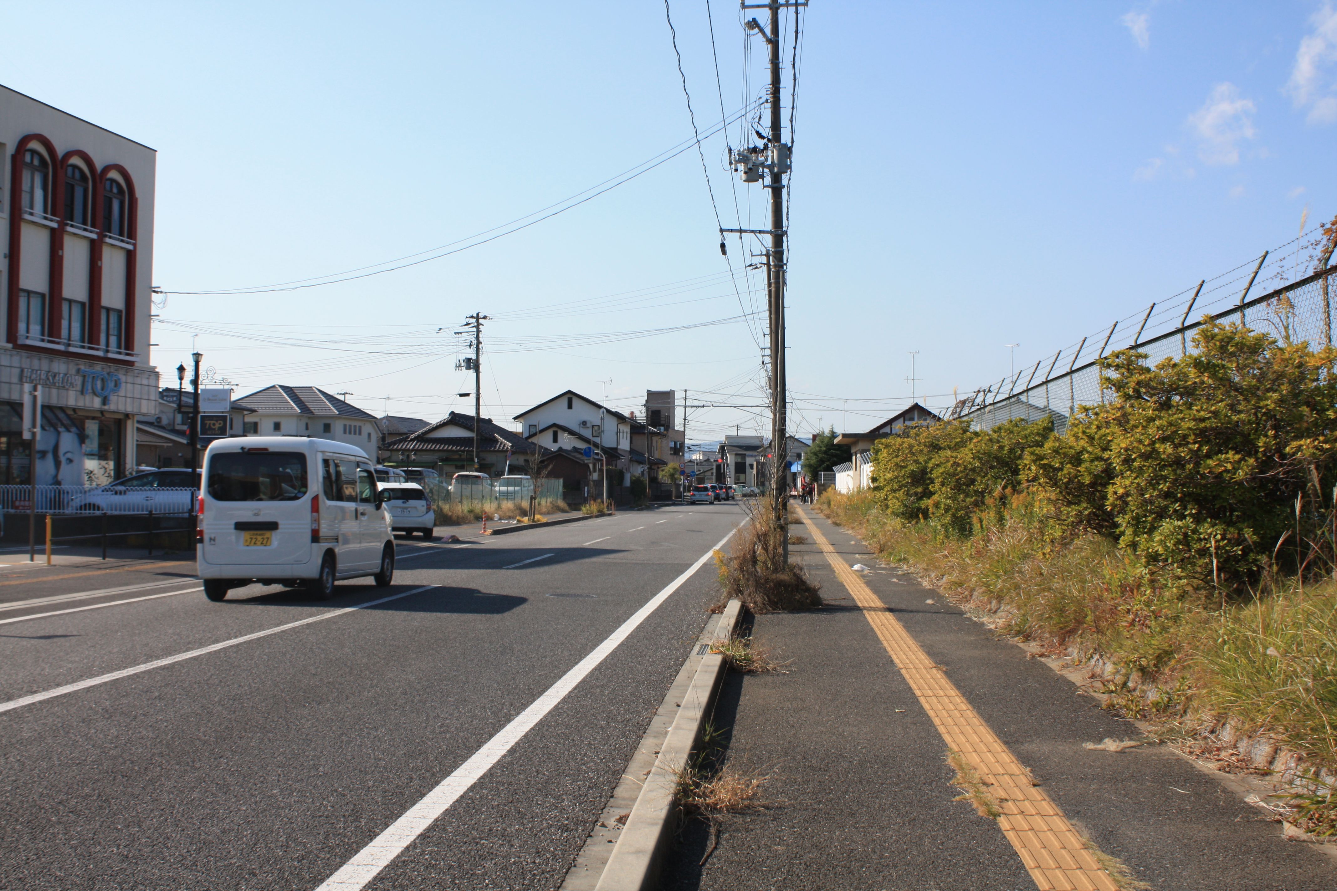 6 廃止となった小名浜市民プール前の市道〔令和2(2020)年11月、小宅幸一撮影〕