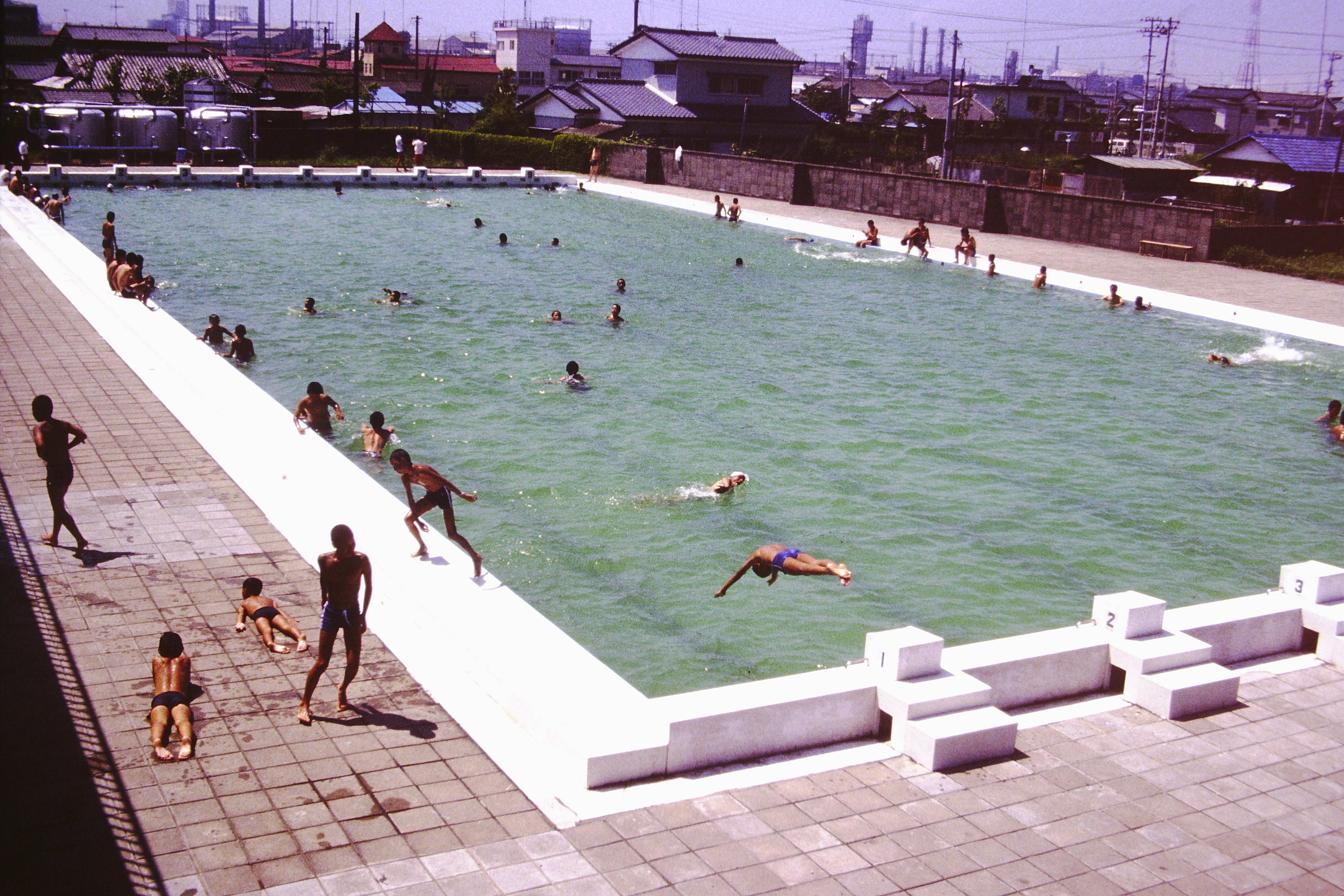 14 磐城総合体育センターの市民プール(昭和56年8月、いわき市撮影)