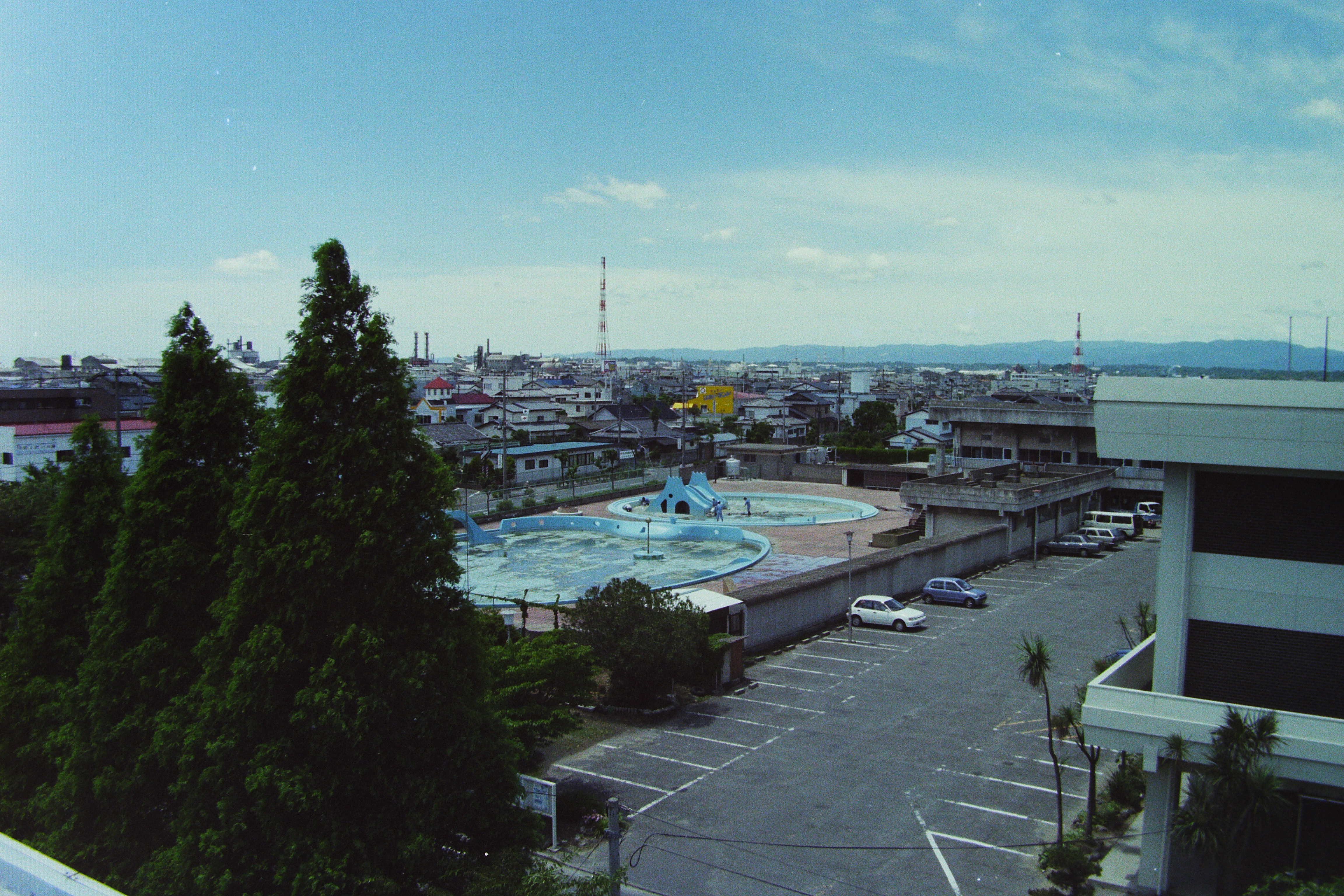 16 小名浜市民会館から幼児・児童用プールを見る（平成8年、いわき市撮影）