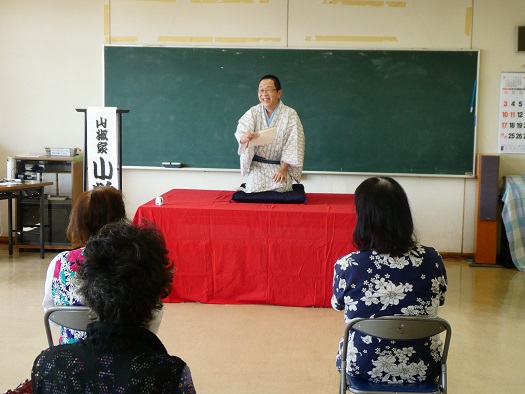 小粋な着物で壇上にあがる小粒師匠