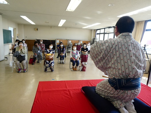 さっそく会場から笑いが起きます