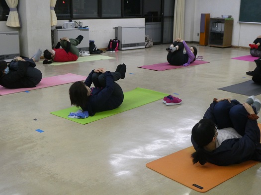 横になって丸くなる