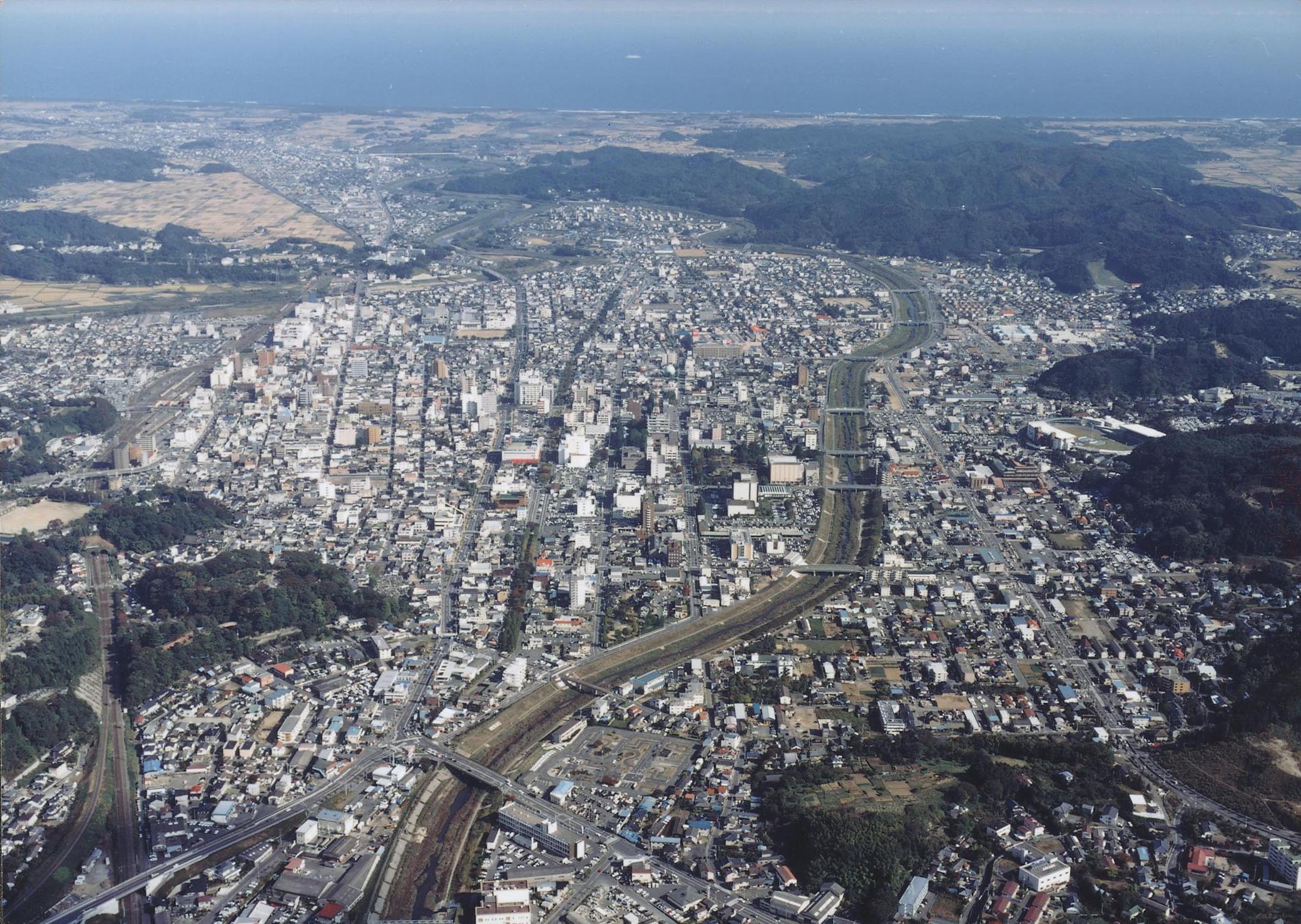 平市街地を西方上空から俯瞰（平成8年10月、いわき市撮影）