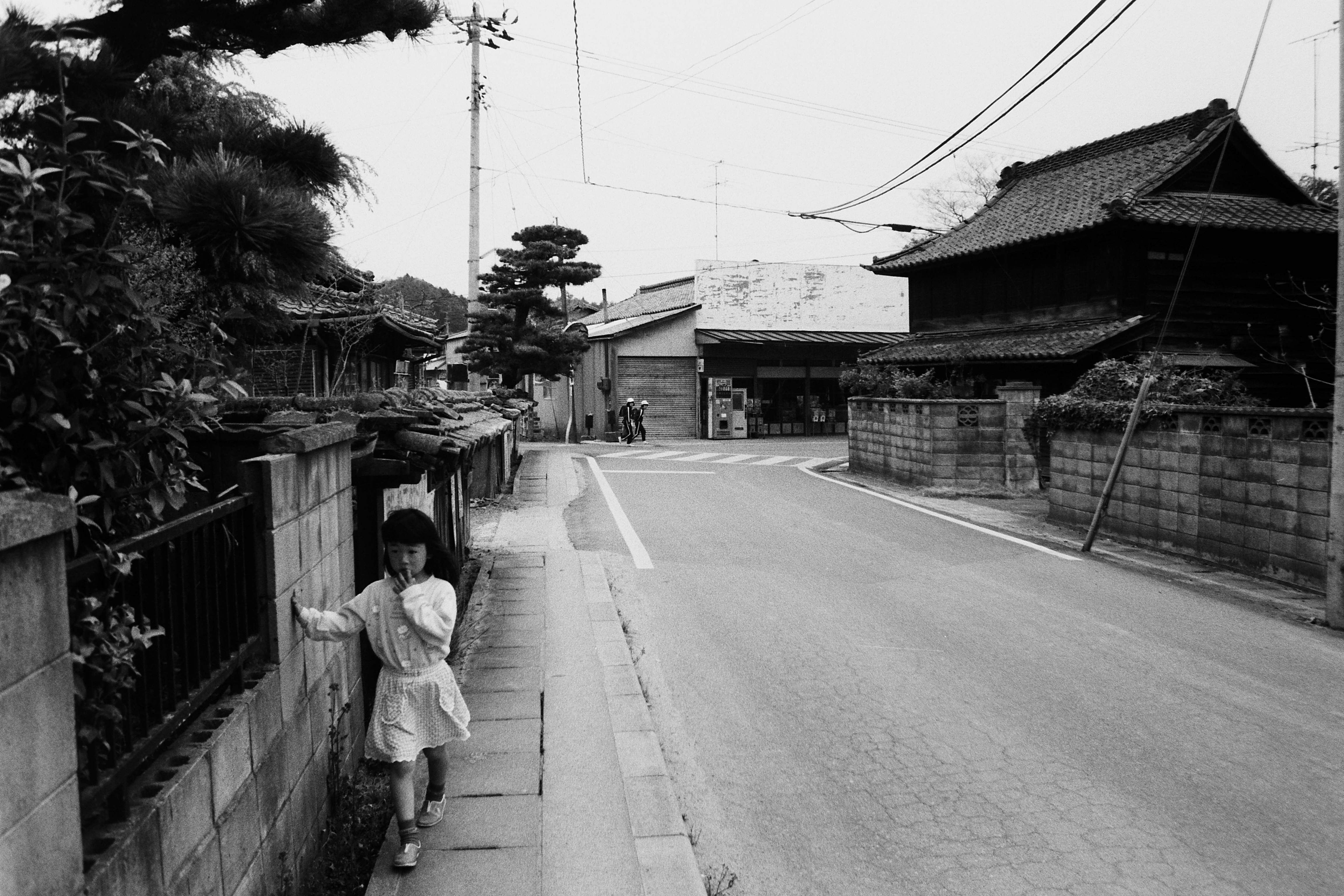 1　■写真1-1  クランク状の道路角に位置していた元旅籠「角屋」旧宿場から北方を見る(昭和62年5月、高萩純一氏撮影)