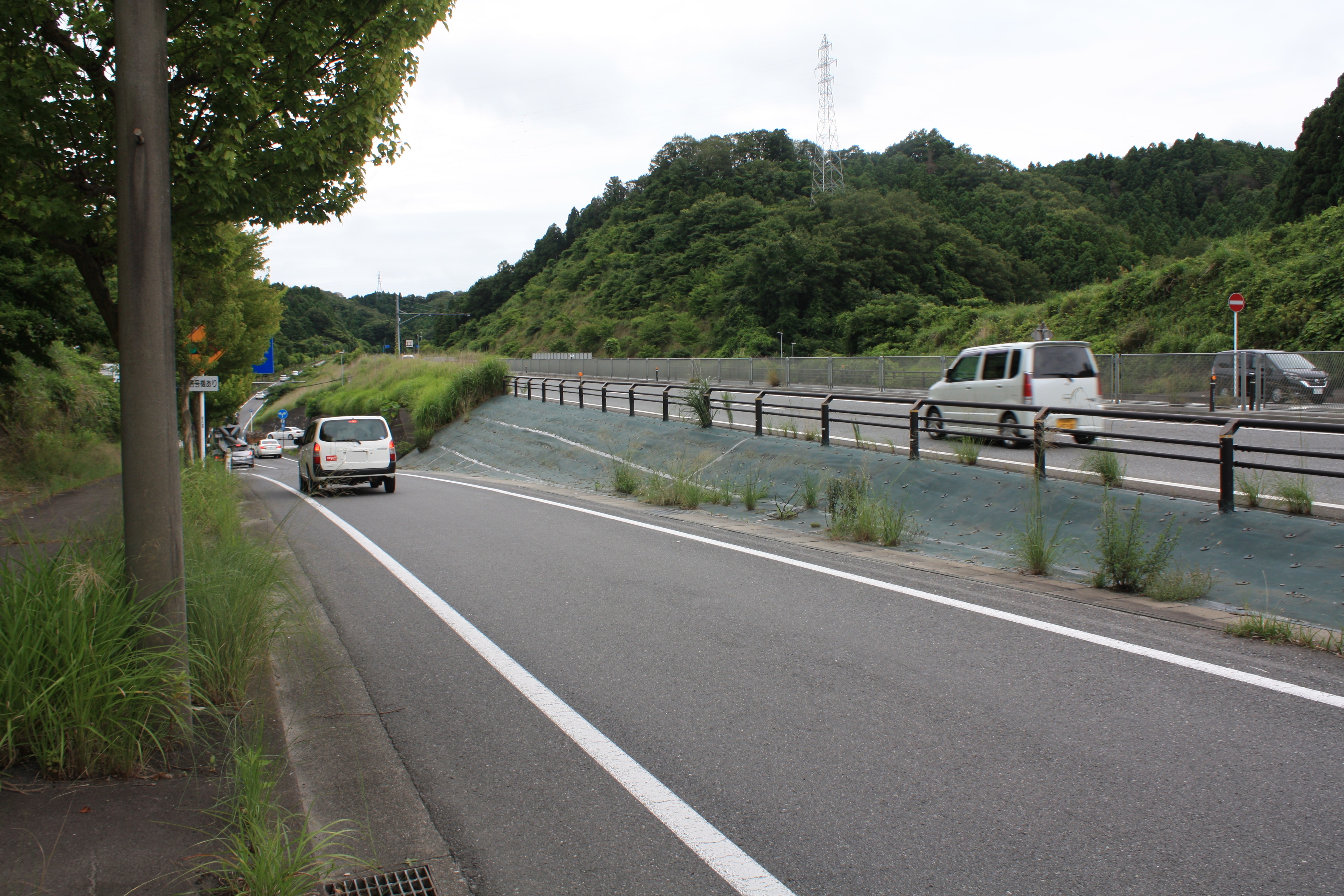 ■写真3-4　現在の国道49号平バイパス建設を北方の好間側から見る　〔令和3(2021)年7月　小宅幸一撮影〕