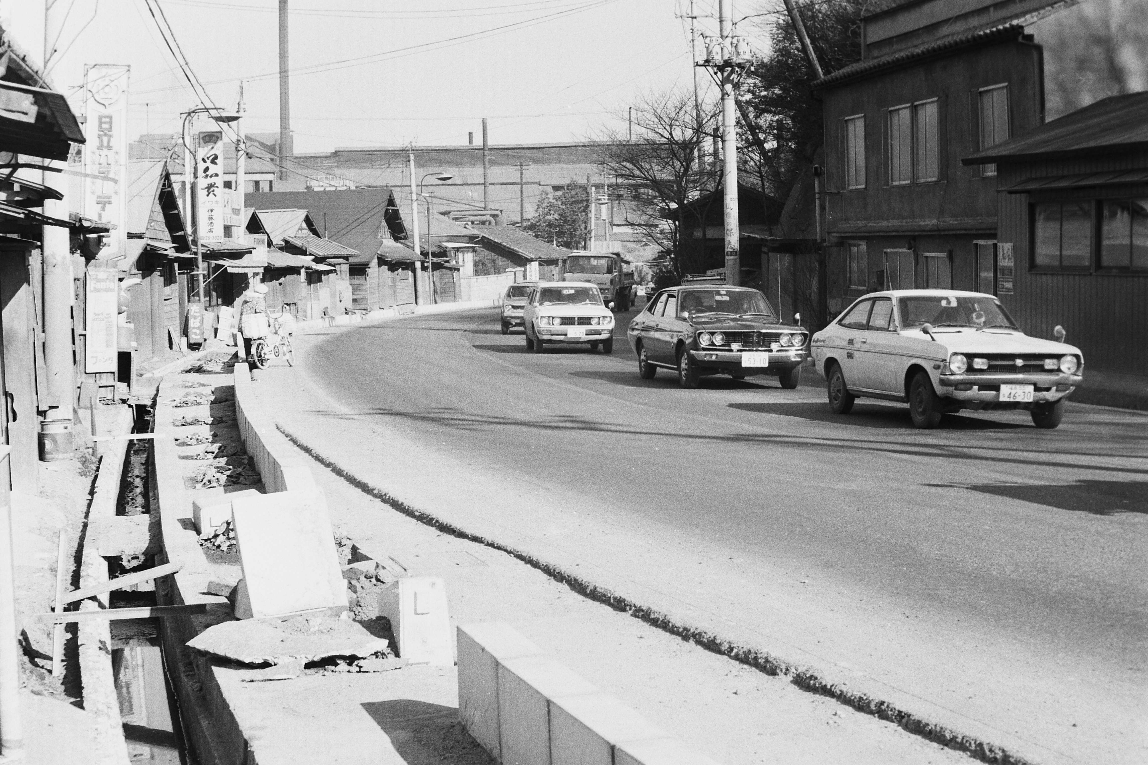 ■写真1-2  内郷綴町の国道6号歩道整備・内郷駅に向かって見る（昭和52年2月、いわき民報社撮影）.JPG