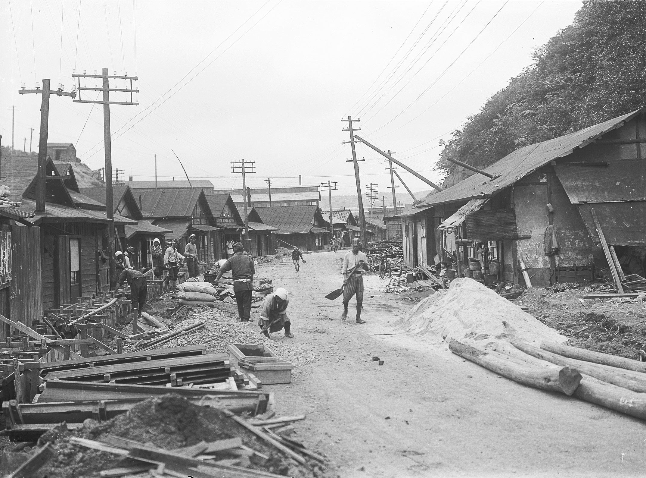 3■写真1-1　国道6号の拡幅・改良工事　内郷市街の入口を北方に向かって見る。　〔昭和17(1942)年　いわき国道事務所撮影〕.jpg