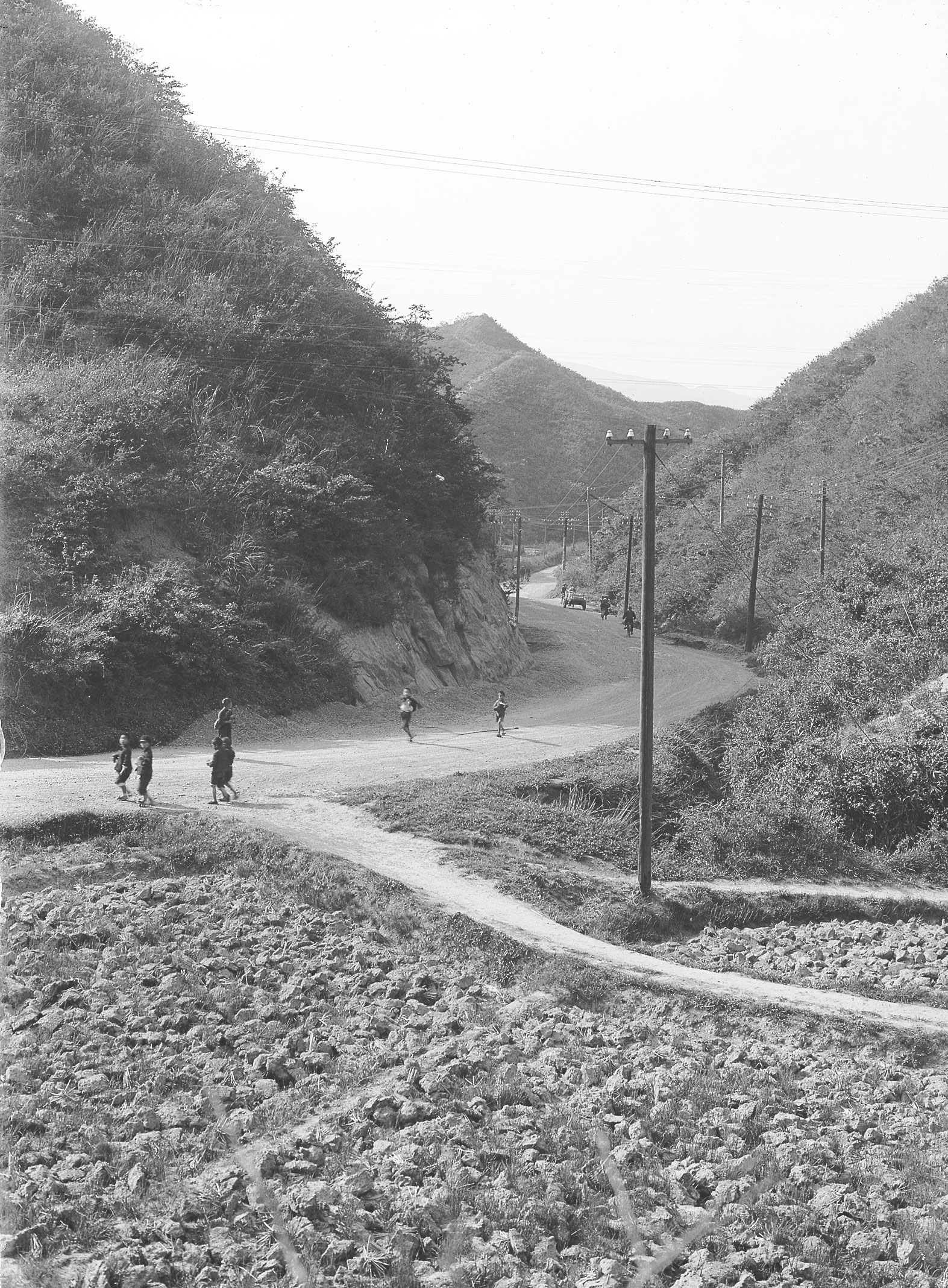 4■写真2-1　丘陵地の谷間を縫うように通じる国道6号　〔昭和17(1942)年　いわき国道事務所撮影〕.jpg