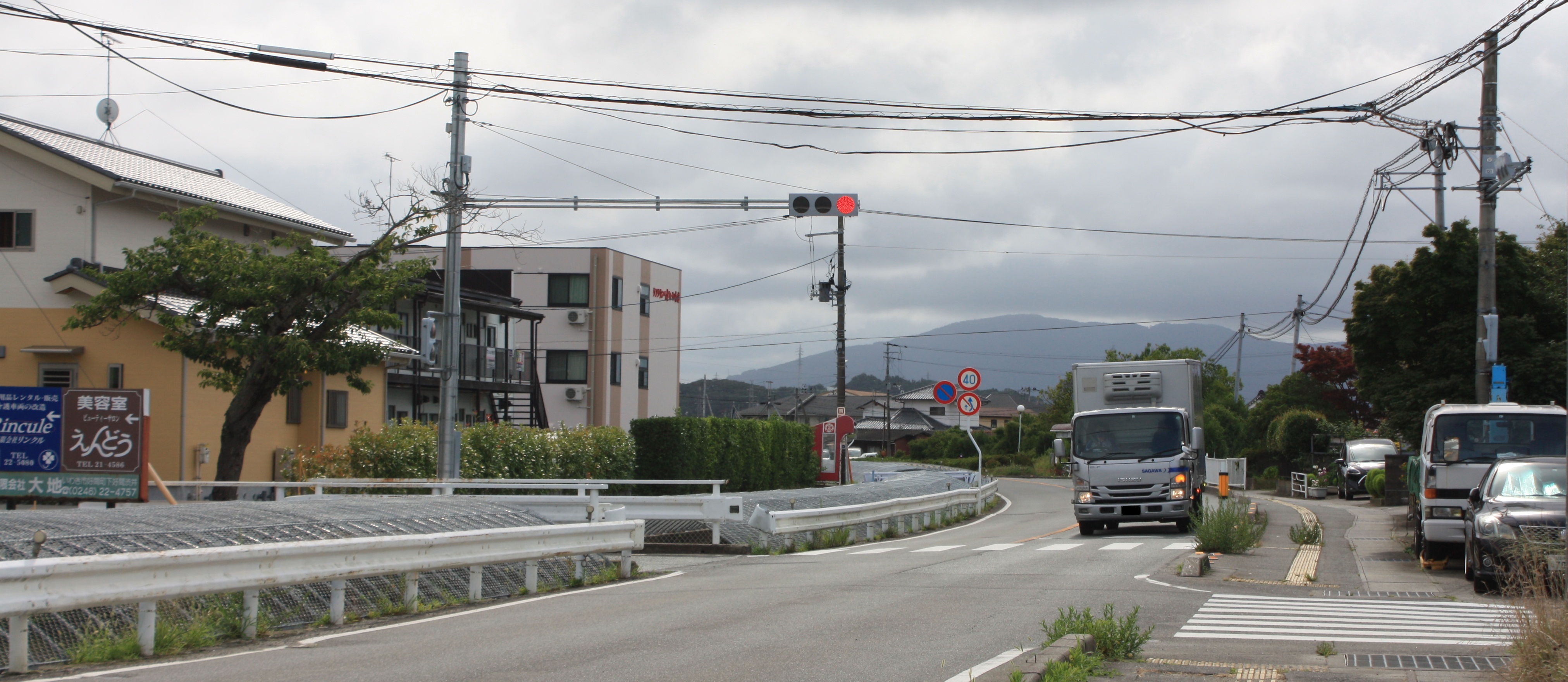 7.■写真1-2　県道を挟んで、写真左側では市営宮田団地が先導して宅地化が進ちょく　写真1-1左側は新しい市街となったが、右側の集落は昔の面影を伝えている。　〔令和3(2021)年8月　小宅幸一撮影〕