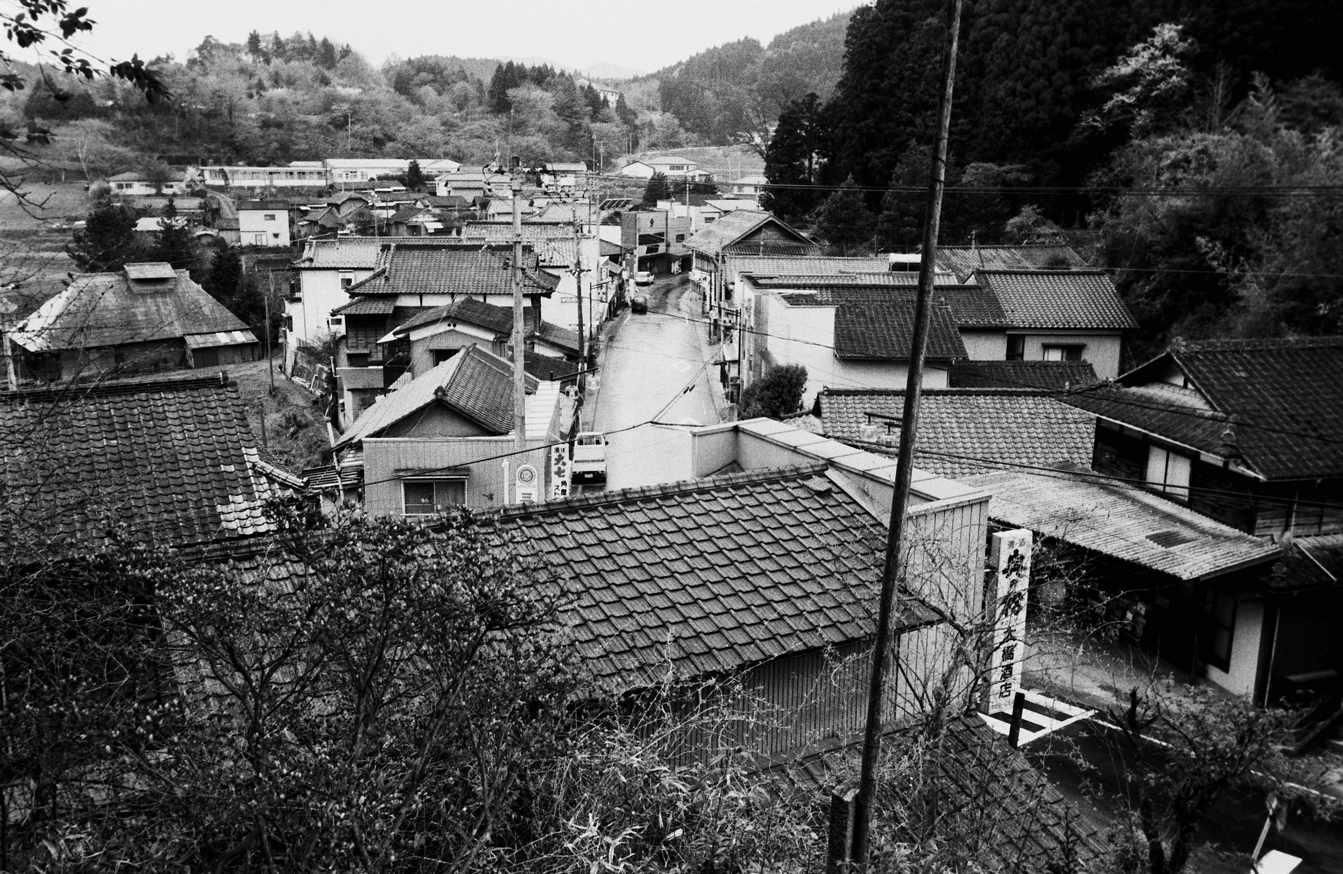 田人町黒田字別当の家並みを北側の熊野神社から見る(平成7年4月、高萩純一氏撮影)