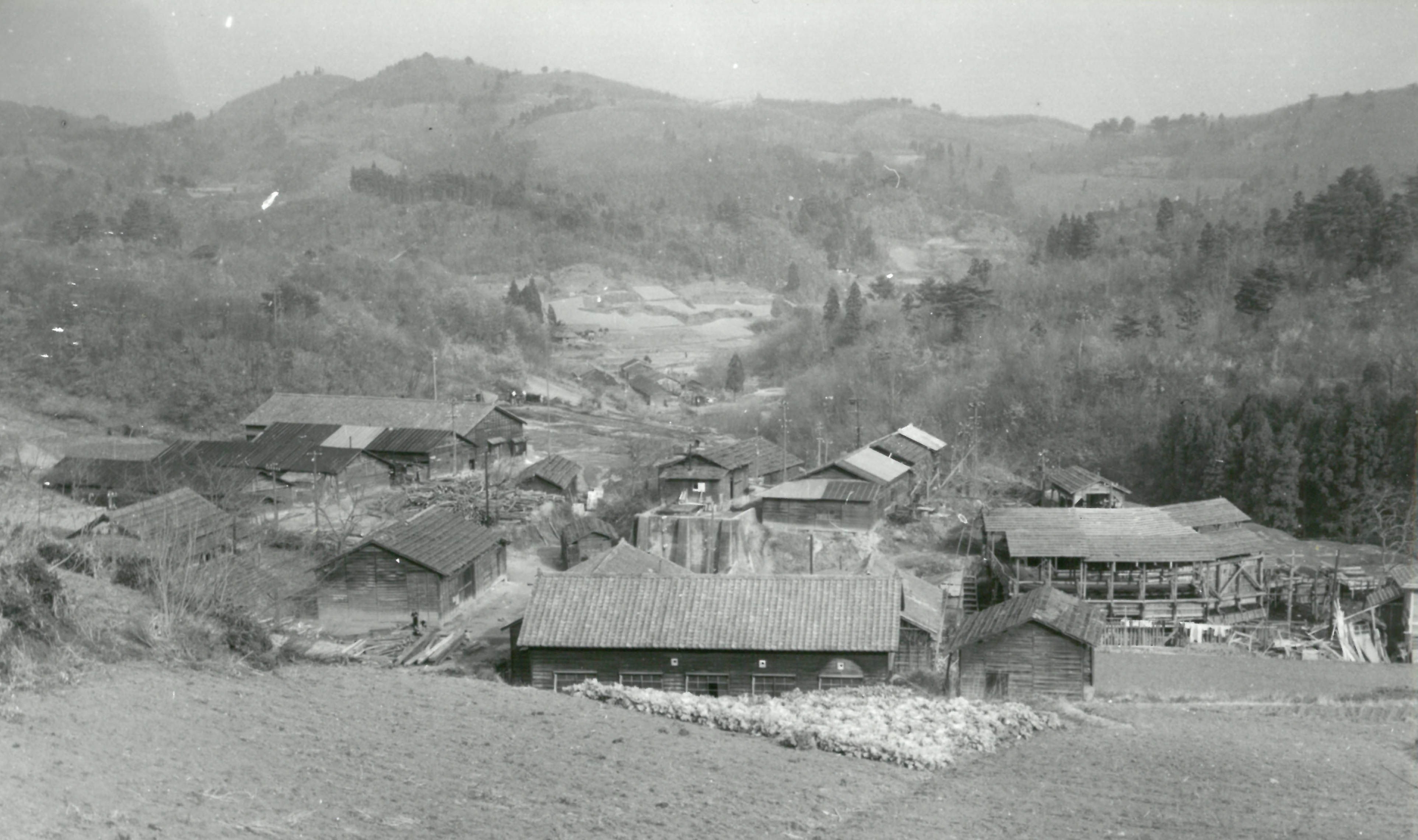 4.■写真2-1  田人村大字黒田の品川黒田炭礦全景を西側から見る〔昭和30年(1955)頃　板津弥吉氏撮影〕