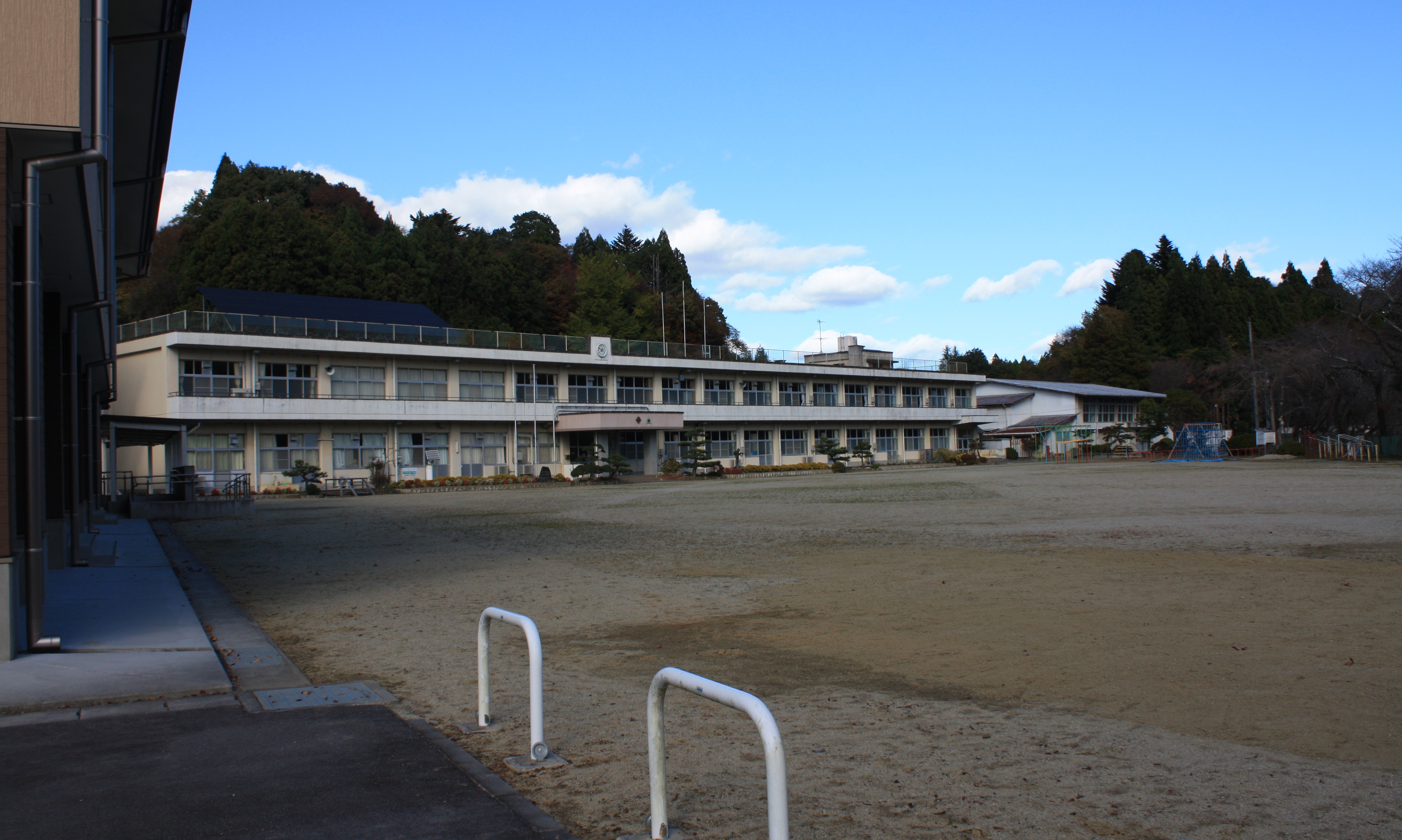 田人第一小学校跡に建てられた田人小中学校　〔令和3年11月　小宅幸一撮影〕