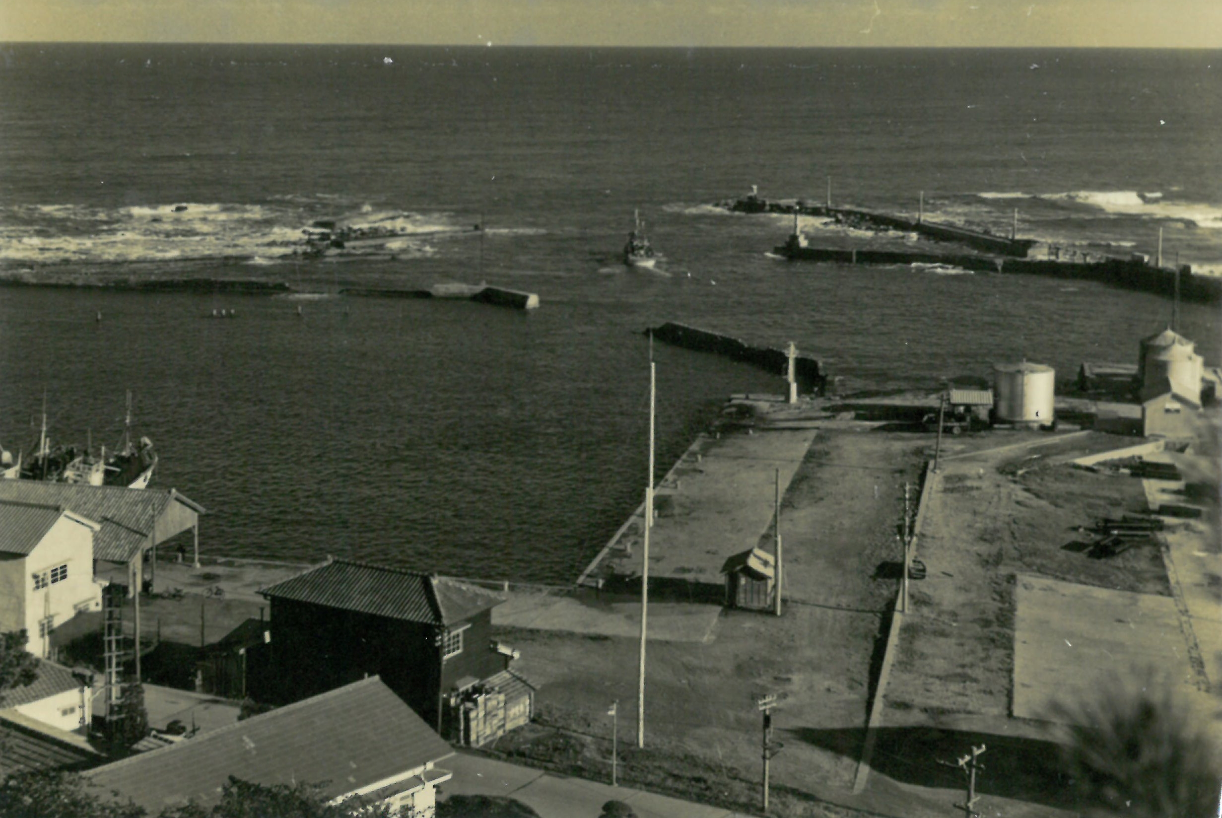 四倉港を西側の高台から見る〔昭和30年代　小泉屋文庫提供〕