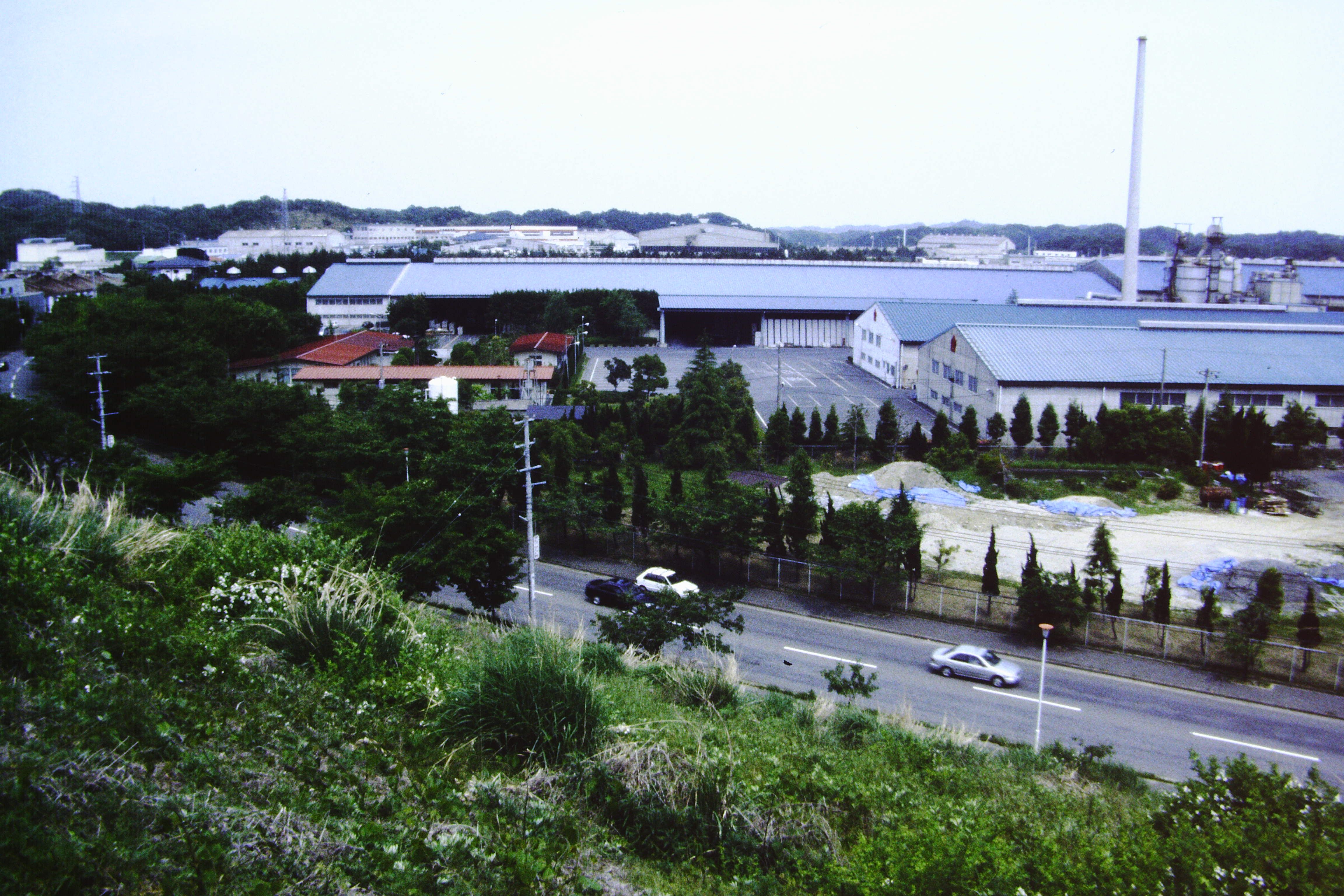 常磐鹿島工業団地の中、東西には交通量の多い県道常磐-江名線が貫通　〔平成8(1996)年10月　いわき市撮影〕