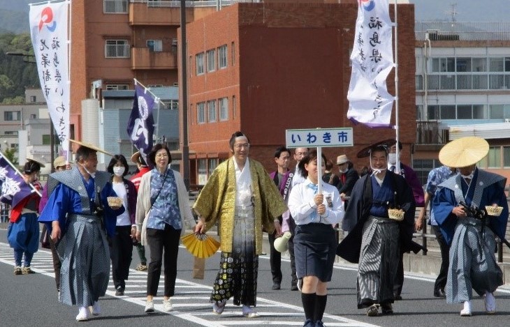 （右）内藤家大名行列