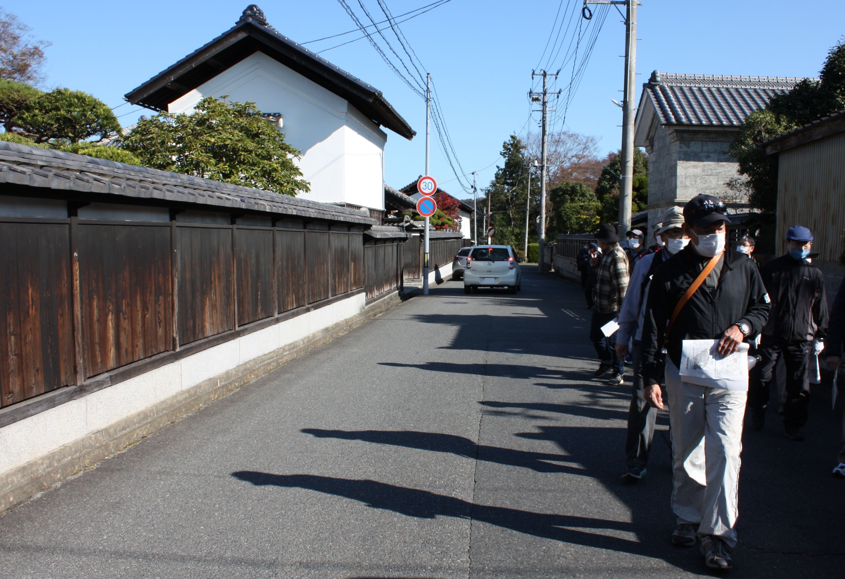  写真4-2 静かなたたずまいが変わりのない、旧湯長谷藩町下の町人町跡　奥に住宅団地があるため、交通往来は想像以上。中央公民館てくてく講座「いわきの城下町を歩く」。　〔令和4年11月　小宅幸一撮影〕