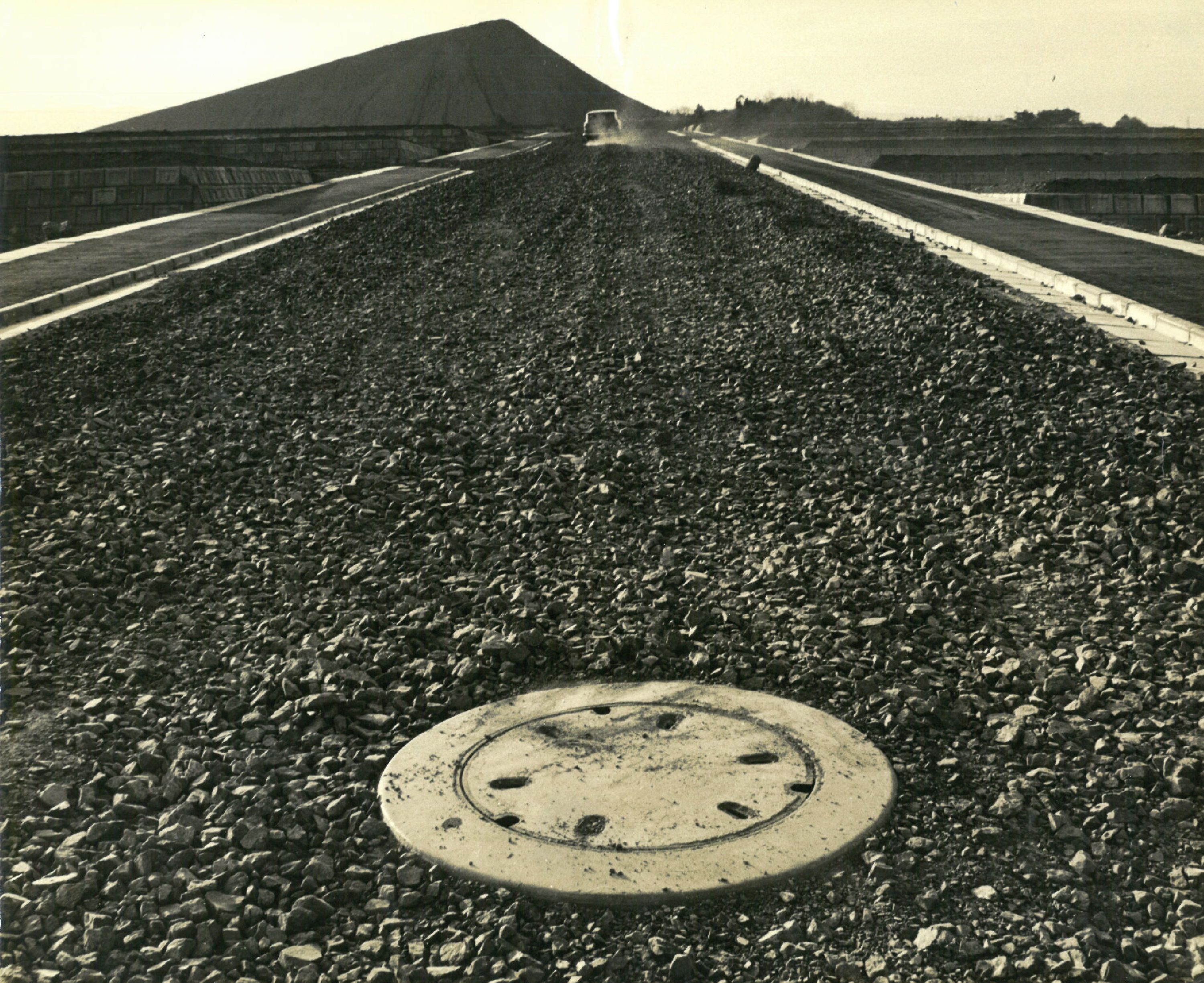 12.高坂団地(現三丁目)の造成・遠方に旧常磐炭礦内郷礦住吉坑のずり山(昭和41年　千葉久幸氏撮影)