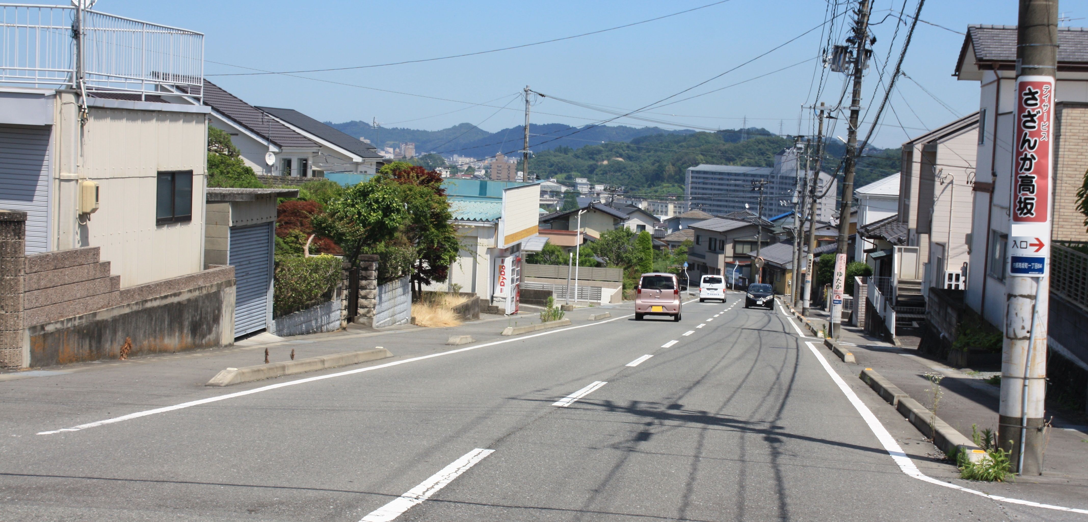 7.■写真2-2　現在の高坂団地　遠方に雇用促進住宅(現災害公営住宅)が見える。　〔令和4年9月　小宅幸一撮影〕