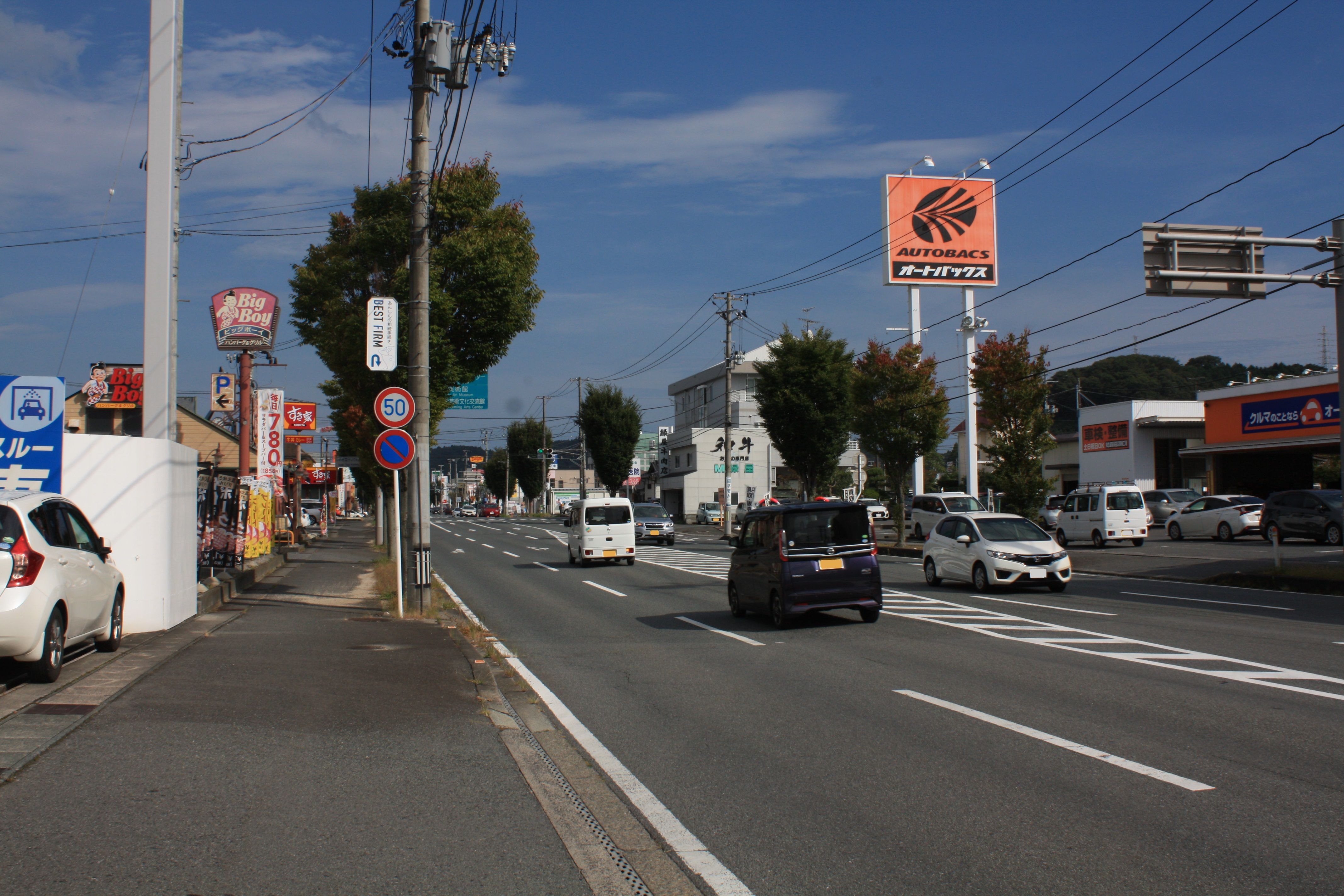 10.■写真2-2　平谷川瀬一丁目の市道内郷-平線を東方に向かって見る　〔令和4年10月　小宅幸一撮影〕