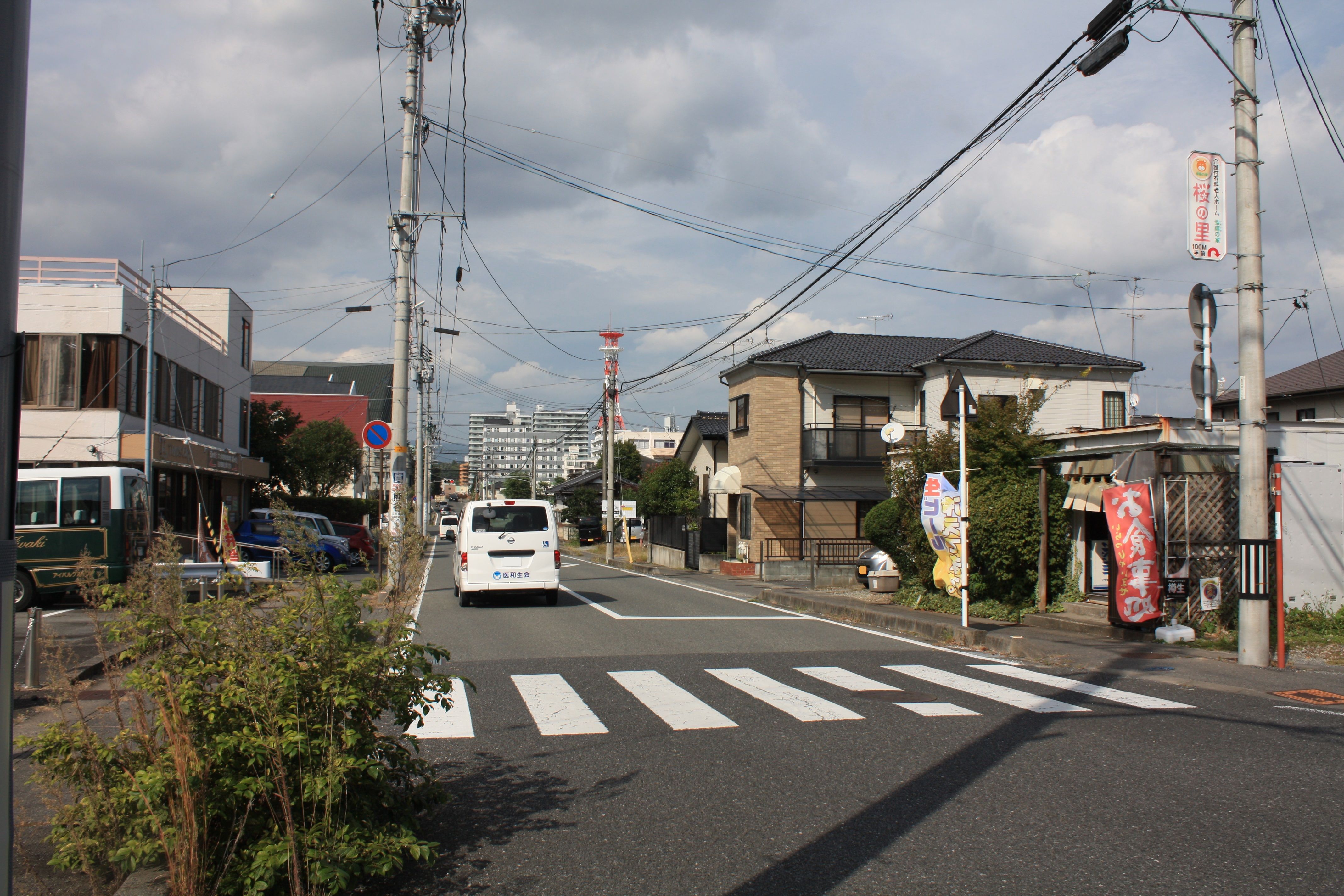 12.■写真4-2　平谷川瀬一丁目の市道中町-谷川瀬線を北方に向かって見る　　〔令和4年10月　小宅幸一撮影〕