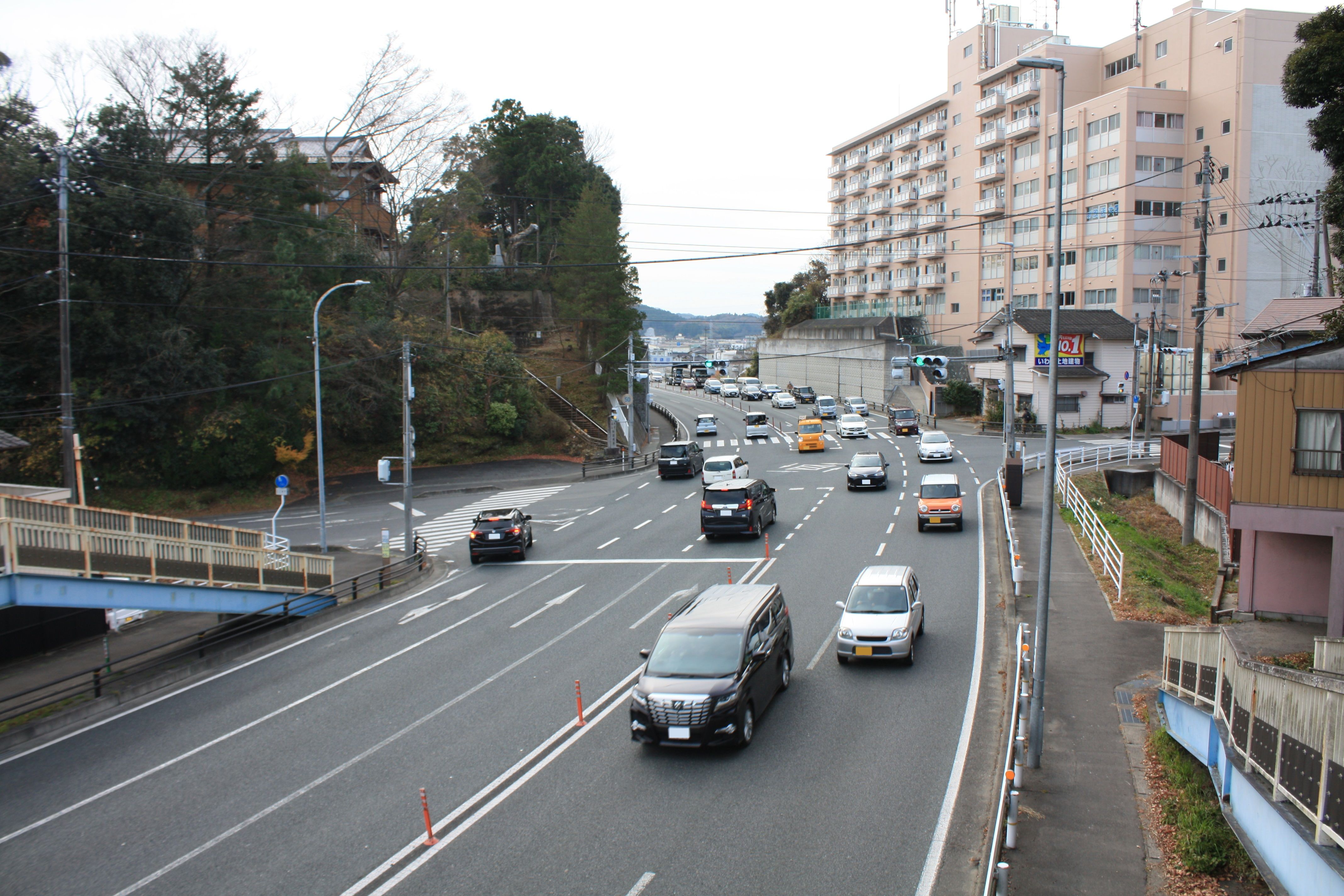 11.■写真4-2鎌田交差点から平市街方向を見る　〔令和3年12月　小宅幸一撮影〕