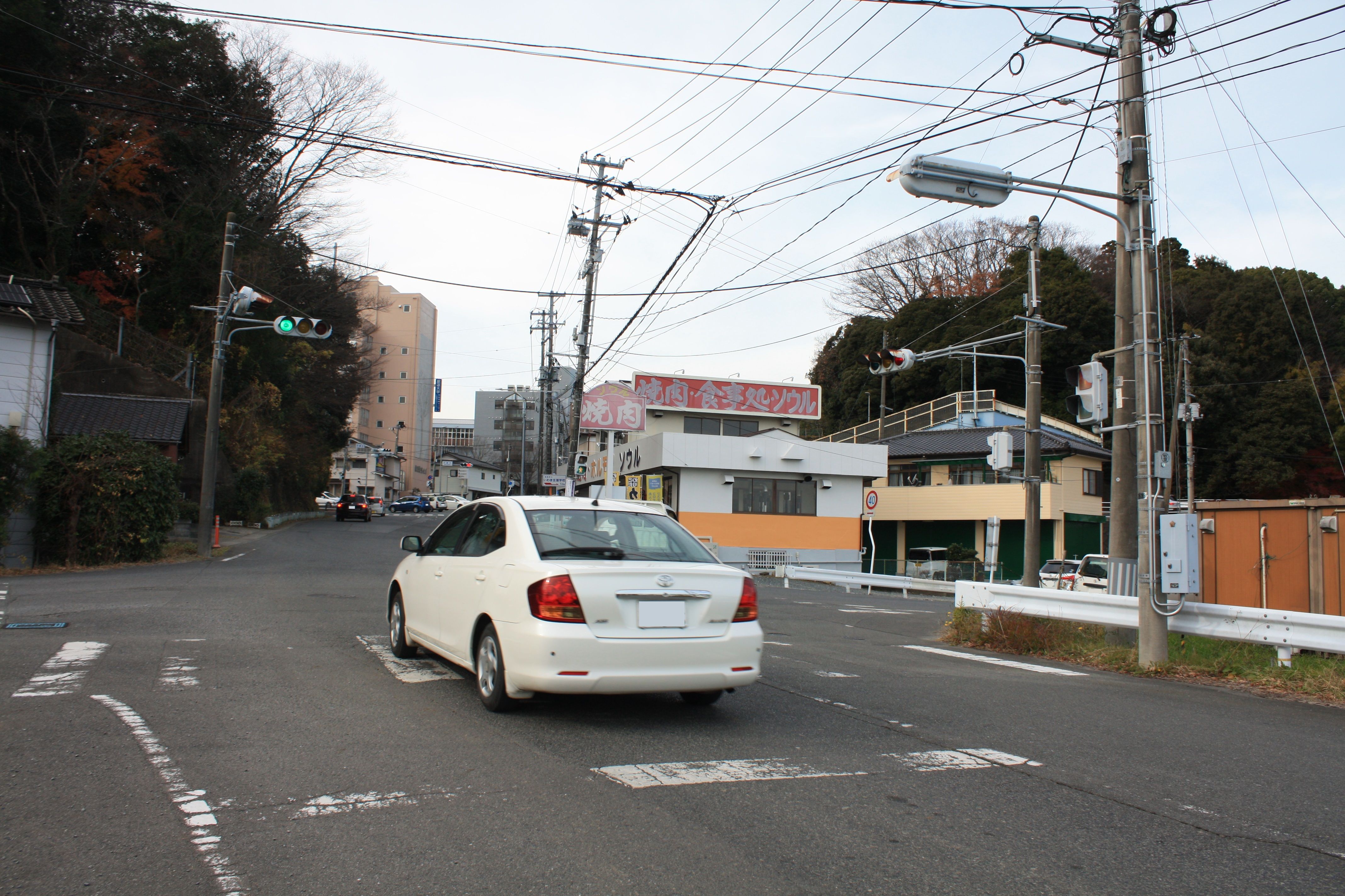 ■写真2-2 平鎌田の鎌田交差点を市道側から平に向かって見る　平市街に向かって見る　〔令和3年12月　小宅幸一撮影〕