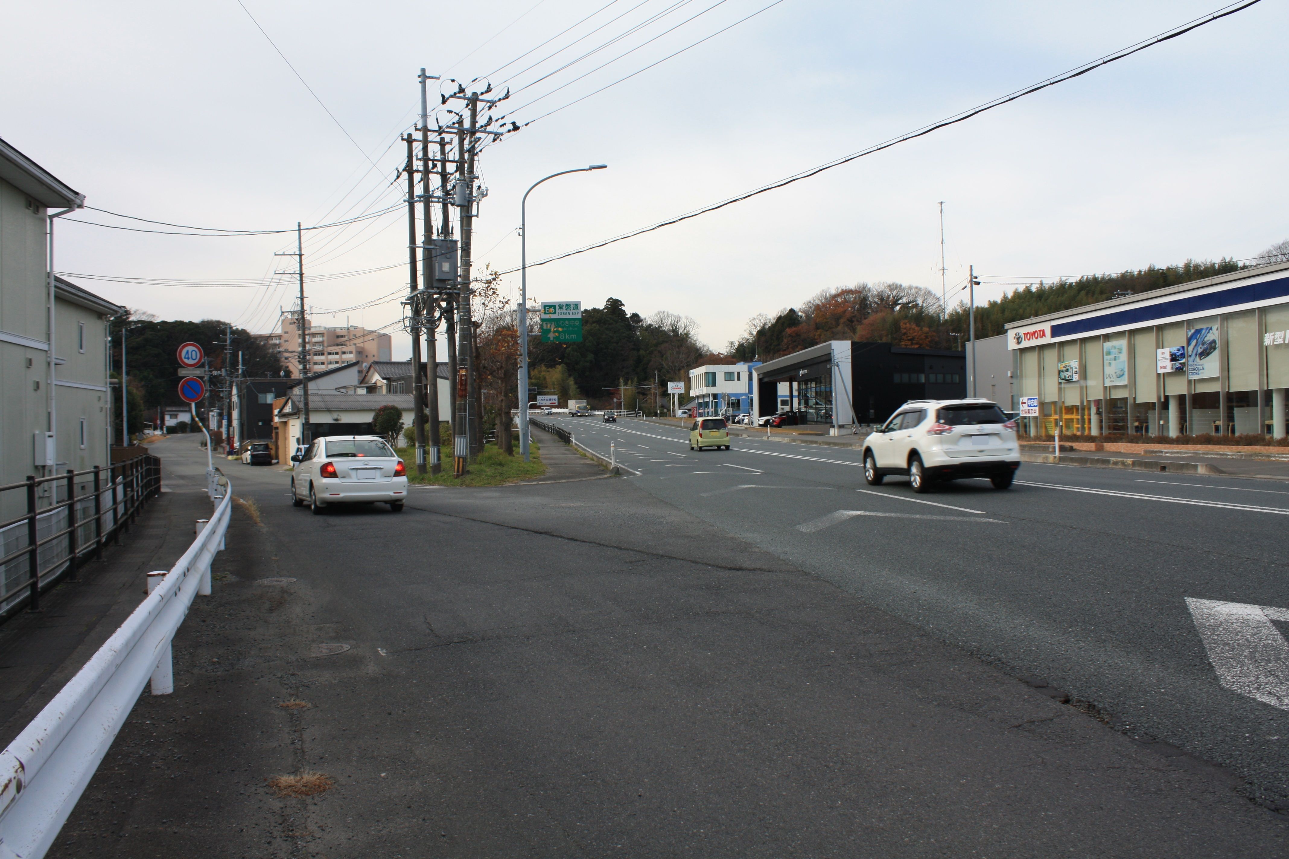 9.■写真3-2 平鎌田の旧道(左)と新道(右)の合流点を平市街に向かって見る　〔令和3年12月　小宅幸一撮影〕