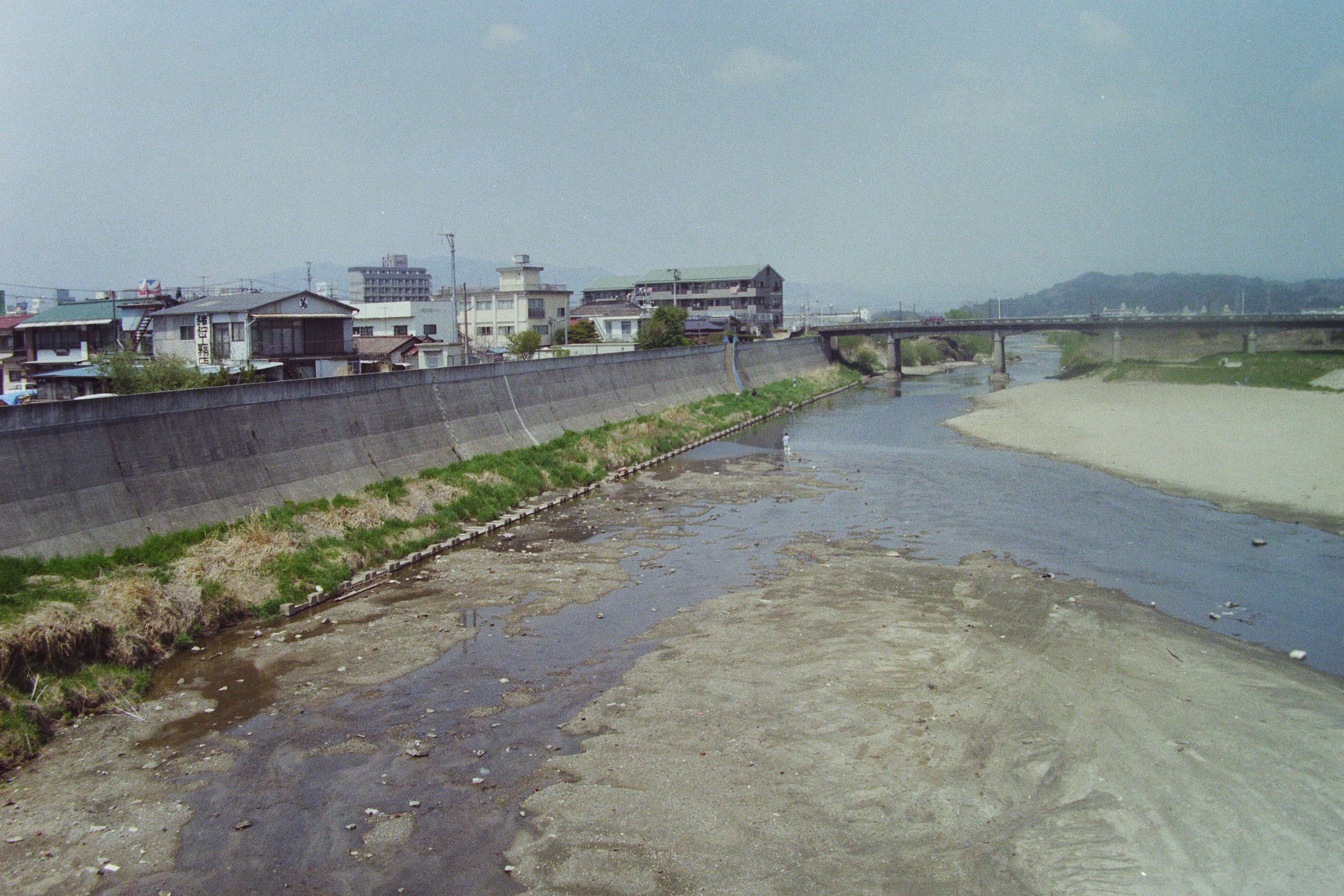 12.夏井川から見る平鎌田町（平成8年、いわき市撮影）