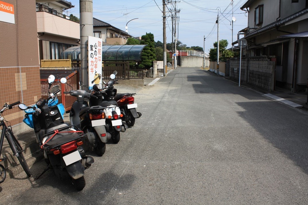 9.■写真2-2  平字鎌田町を鎌田橋に向かって見る(令和4年10月　小宅幸一撮影)