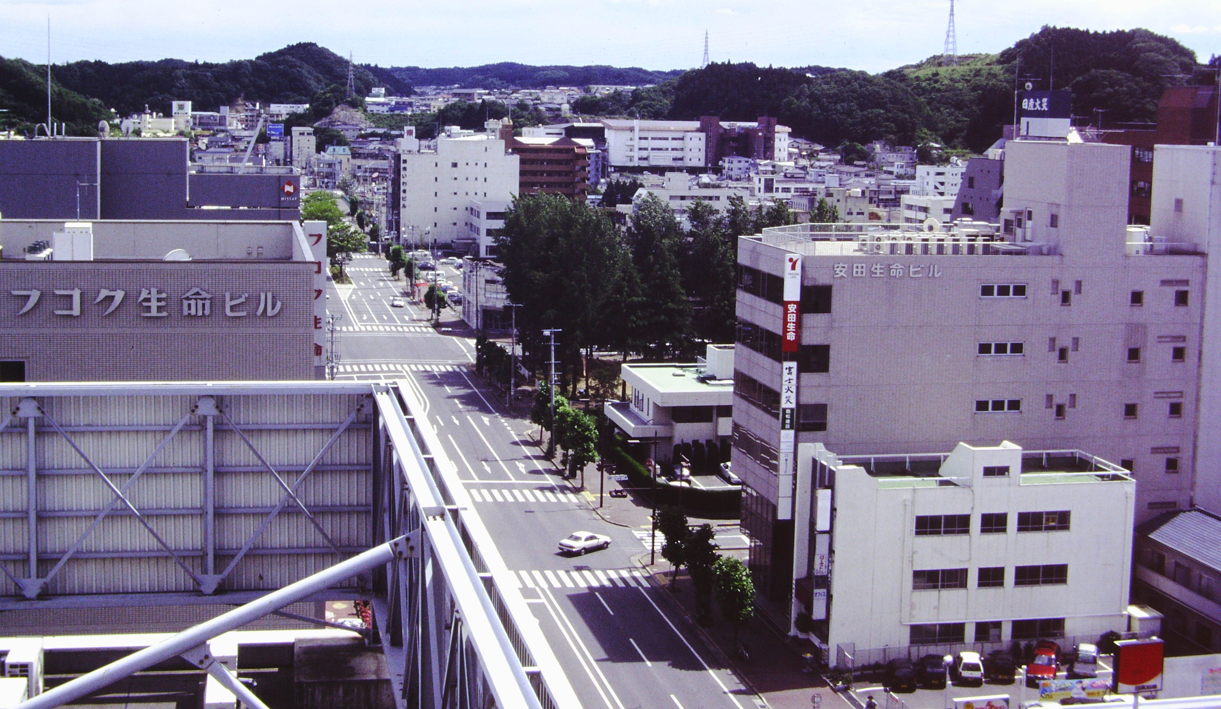 ■写真1-3　写真中央に見えるのが「小太郎公園」　〔平成8年(1996)　いわき市撮影〕