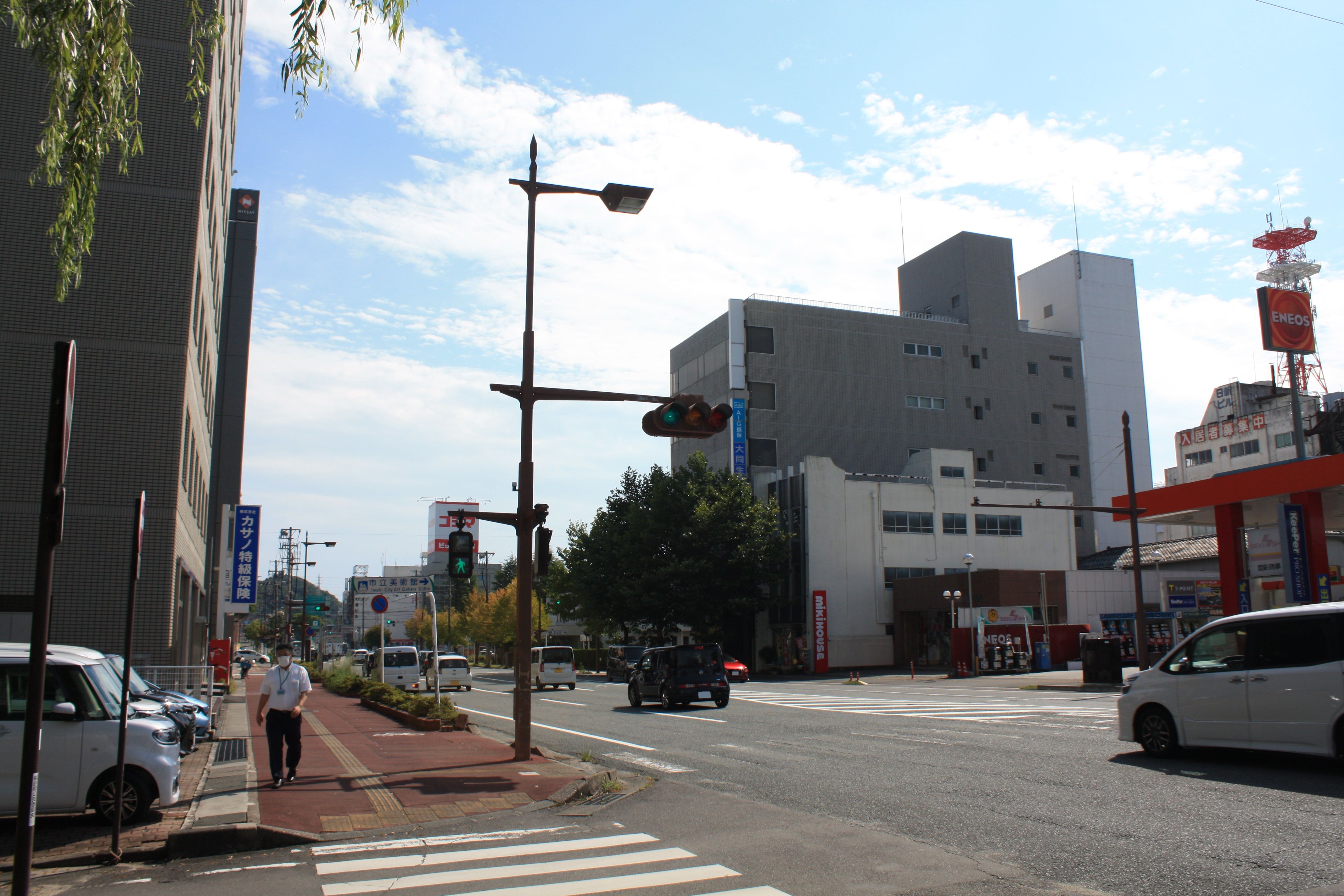 ■写真1-4  小太郎町付近の駅前通りに並ぶ高層ビル　〔令和3年(2021)8月　小宅幸一撮影〕
