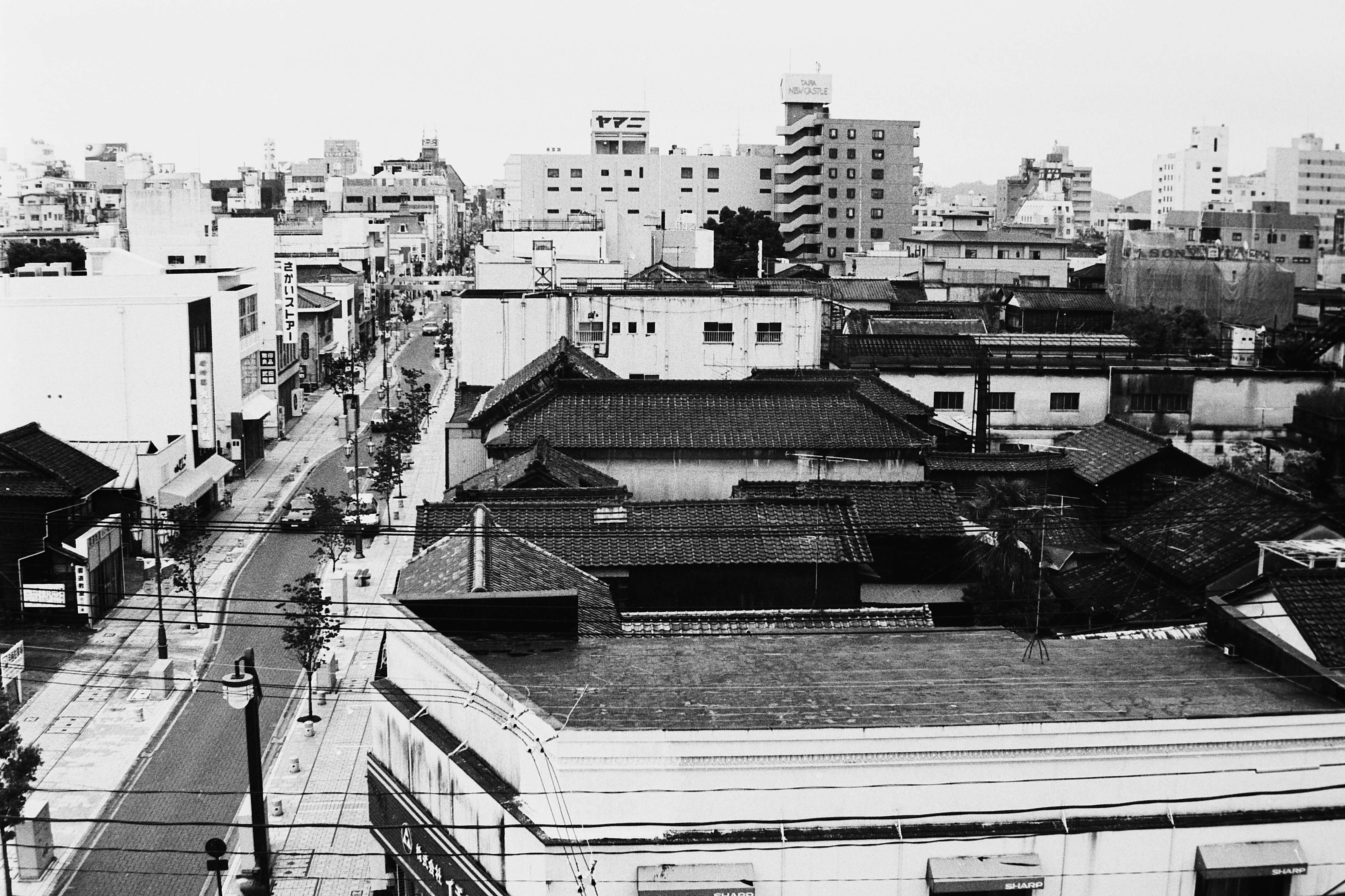 平字一町目の再開発予定地を高みから東方に向かって見る（平成8年3月、いわき民報社撮影）