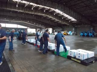 車に荷物を積み込みます