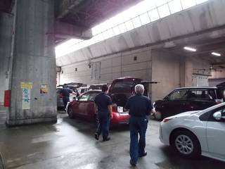 荷物の近くに車を寄せました