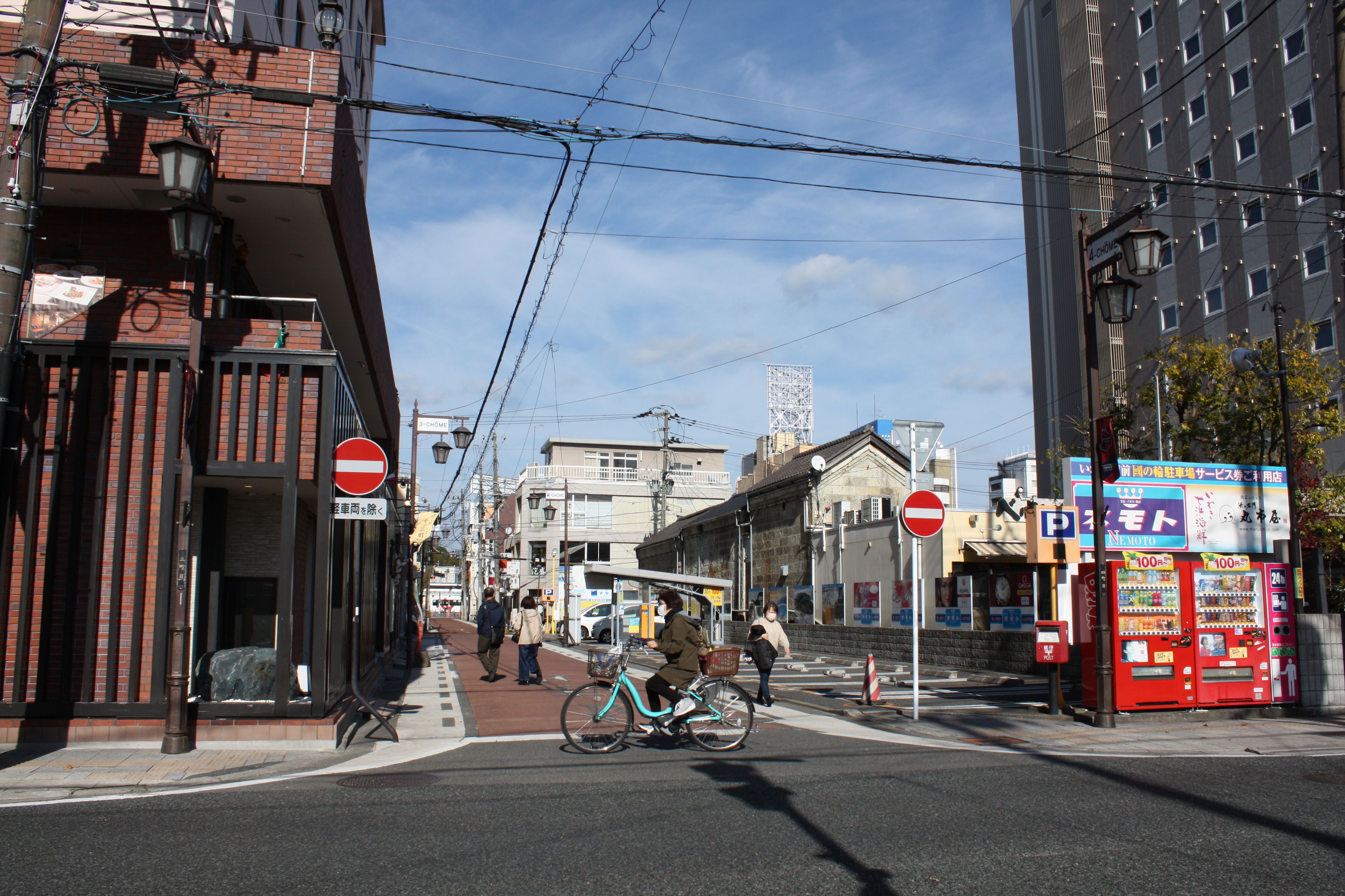 ■写真1-3  駐車場となったマルトモ書店跡と中央通りを本町通りから北方に向かって見る(令和4年11月　小宅幸一撮影)