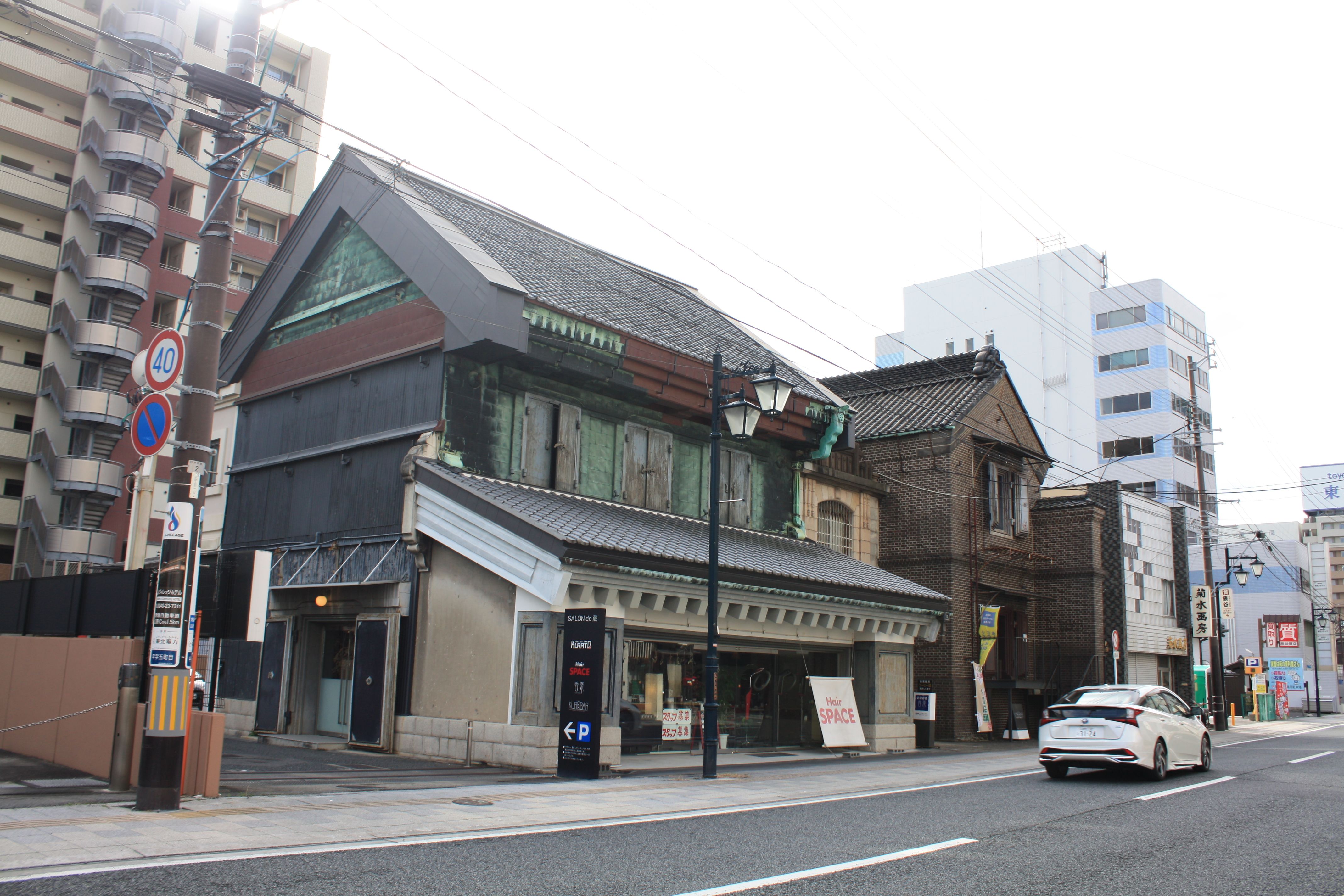 ■写真4-4　旧釜屋周辺では、住環境の利便性が高いことから、高齢者などを対象とした高層住宅が建設　〔令和3年(2021)11月　小宅幸一撮影〕