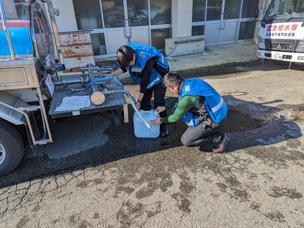 コミュニティセンターでの給水の様子