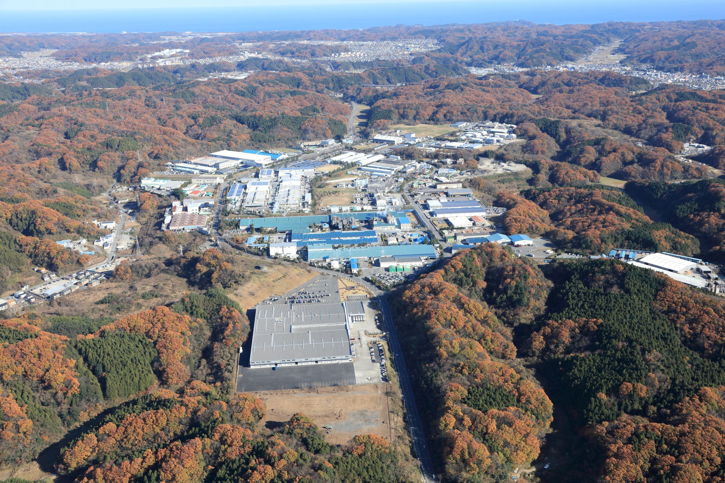 ■5・常磐写真5-2  常磐鹿島工業団地を西側から見る　産炭地域の振興策として工業団地が整備された。　〔平成27(2015)年12月　いわき市撮影〕