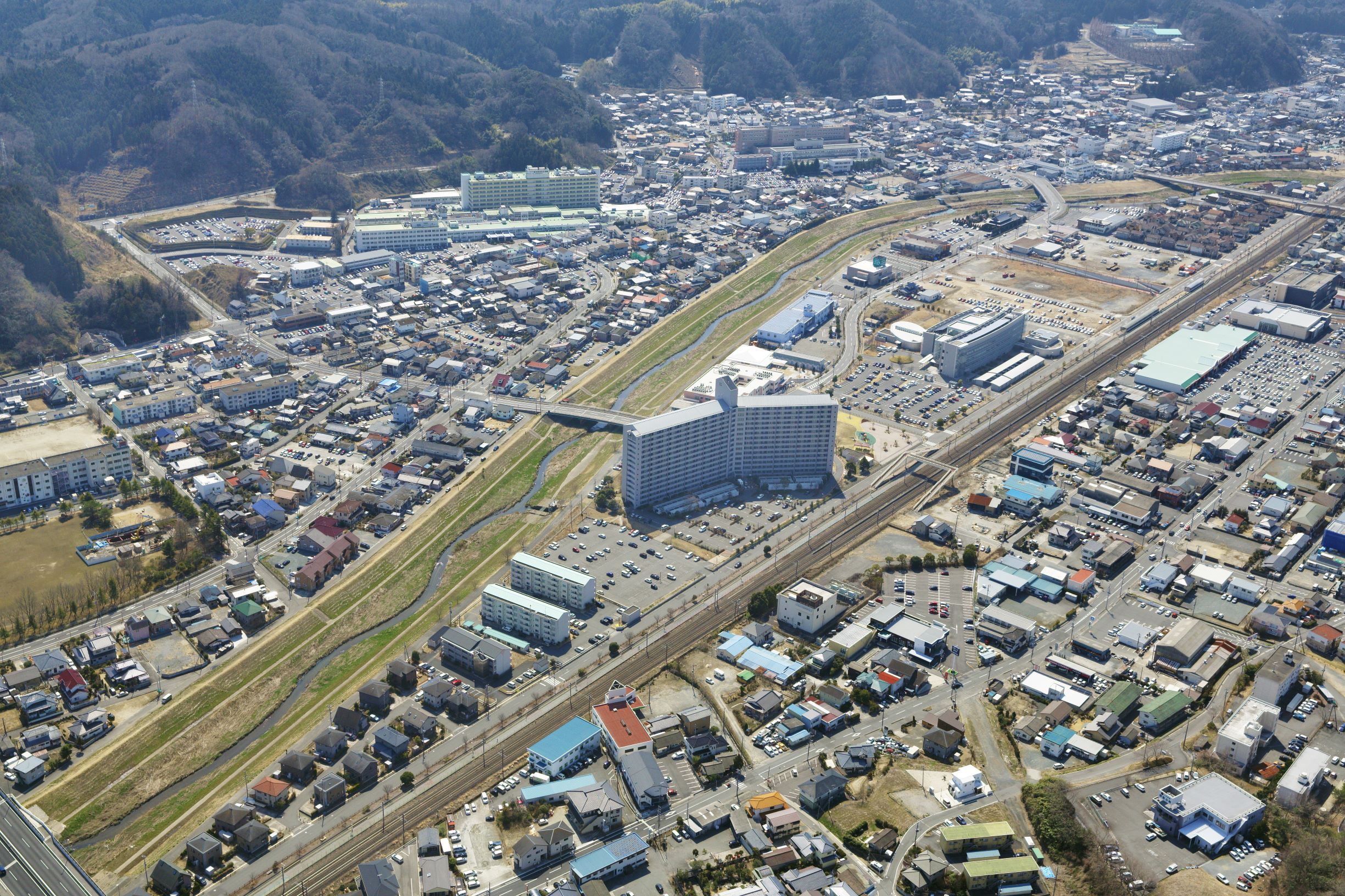 ■6・内郷写真6-2  貨物駅跡地を再開発して建てられた雇用促進住宅(現災害公営住宅)や市総合保健福祉センターなどを西側から見る　　〔平成26(2014)年3月　いわき市撮影〕