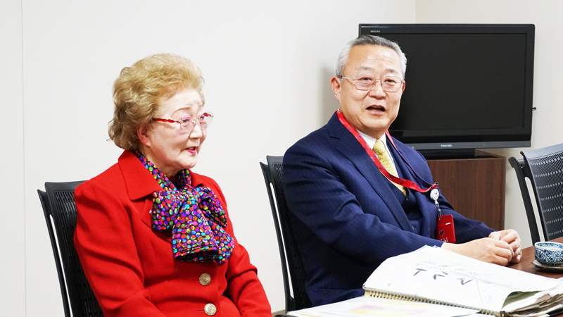 安島光子副会長（左）と安島浩社長（右）
